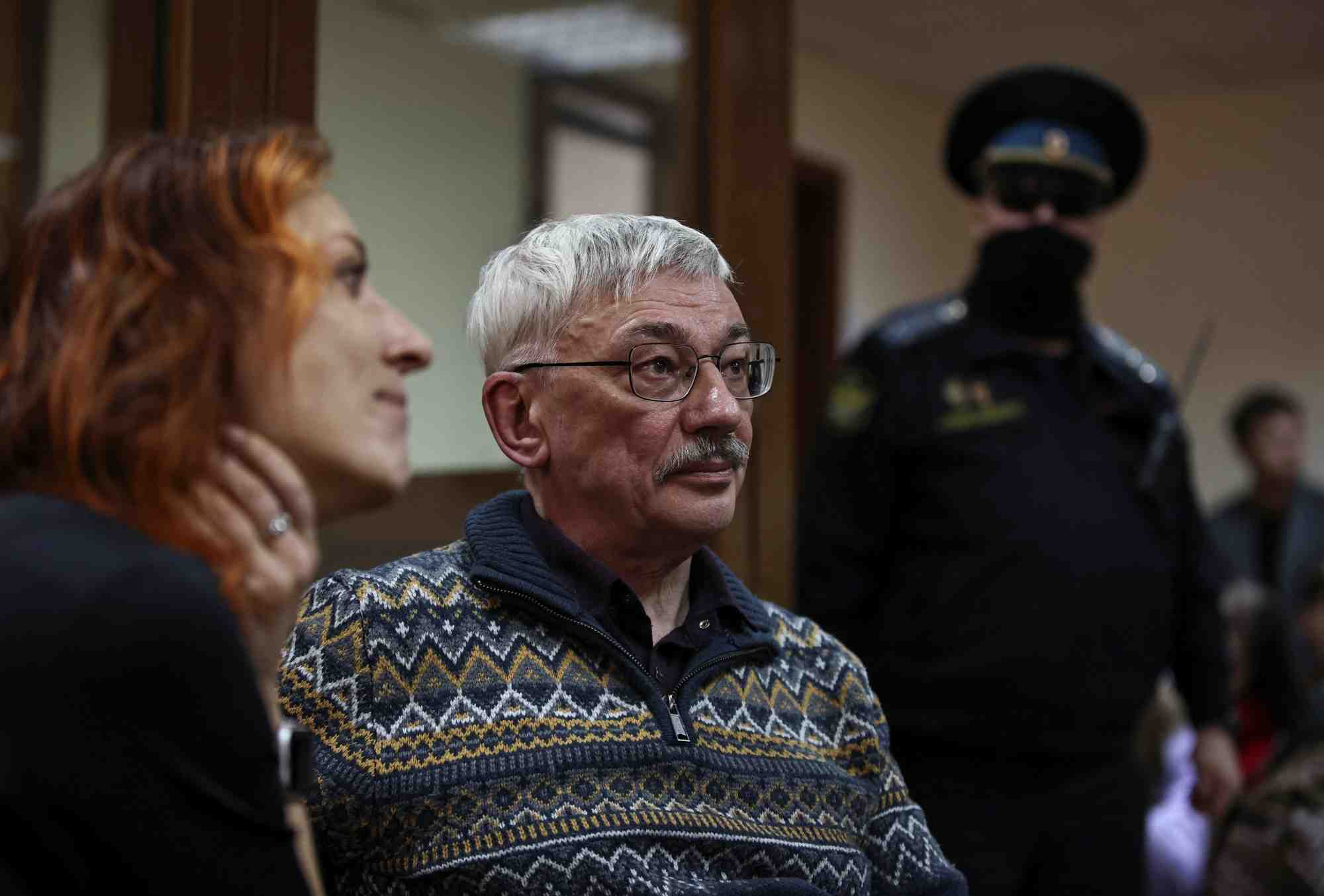 Dirigeant emprisonne de l'organisation de defense des droits humains memorial, oleg orlov, lors d'une audience au tribunal a moscou