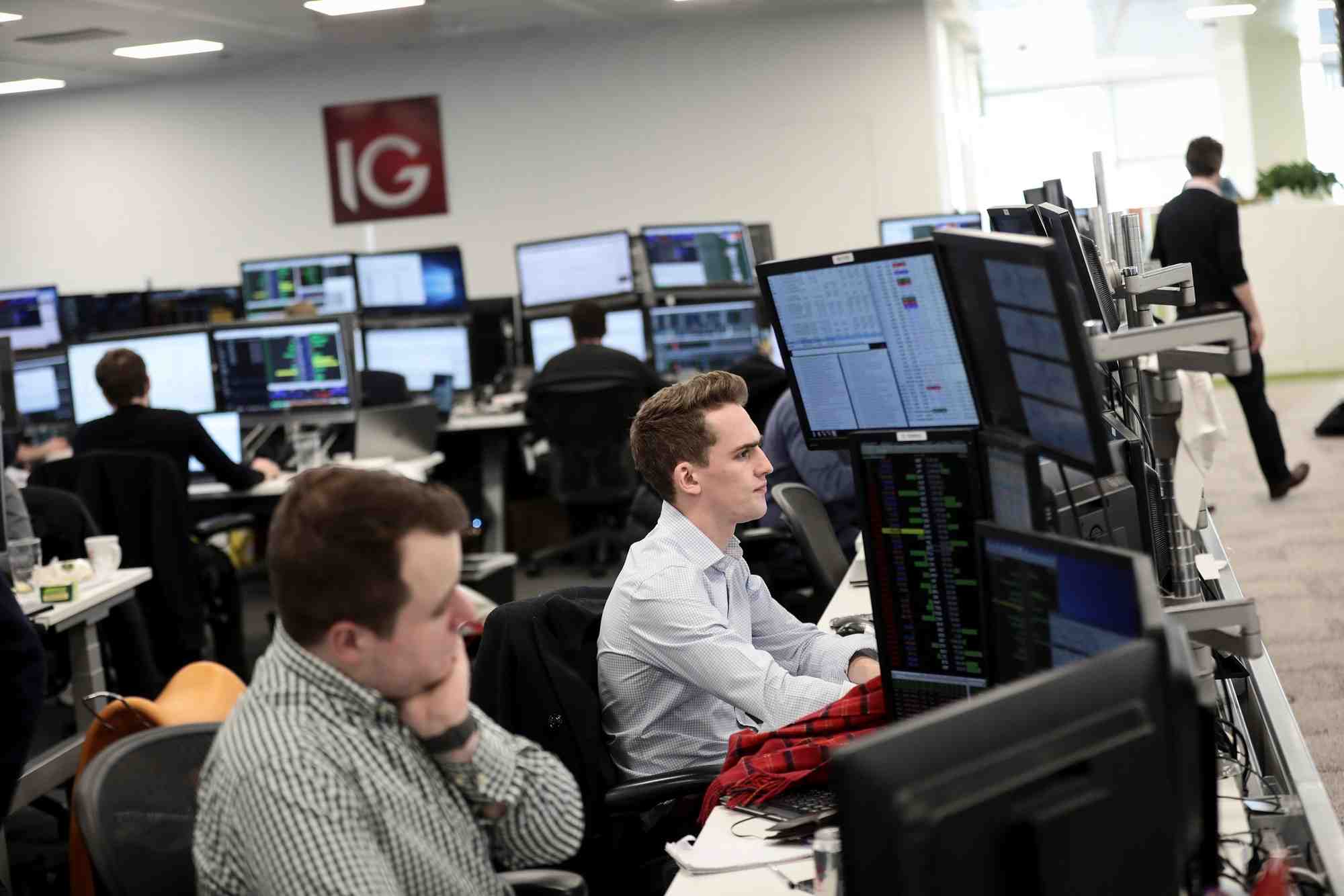 Des traders travaillent en salle des marches de l'indice ig