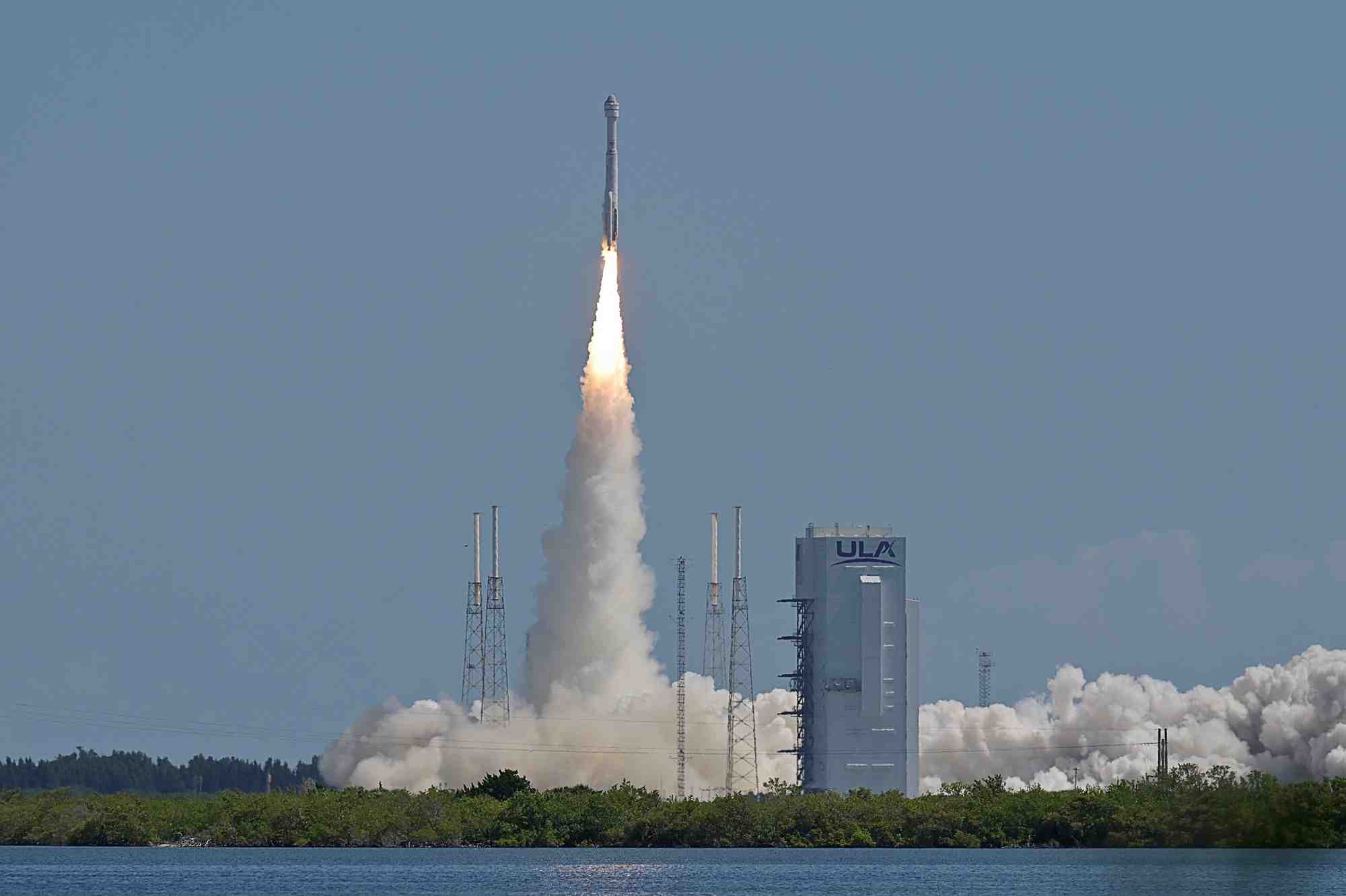 La mission starliner-1 crew flight test (cft) de boeing a bord d'une fusee atlas v de united launch alliance a destination de la station spatiale internationale, a cap canavera