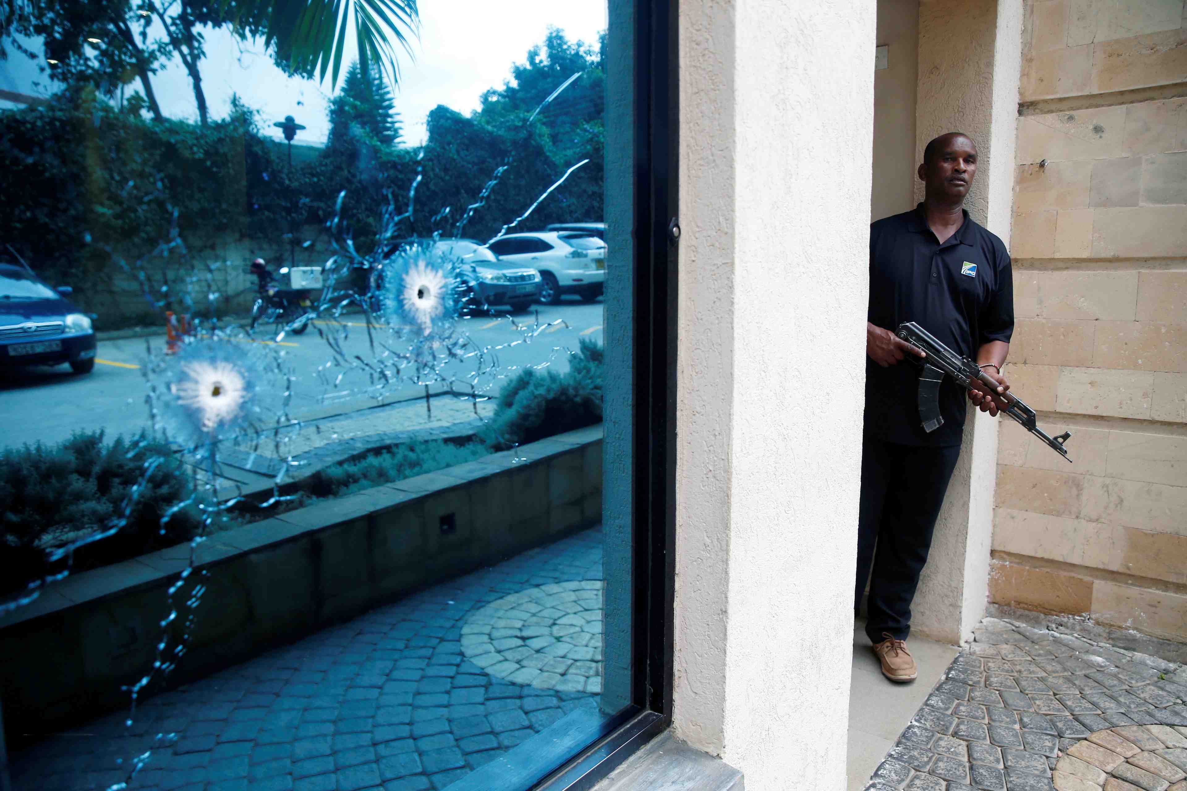 L'attaque d'un hotel de nairobi a fait au moins 14 morts, selon un employe