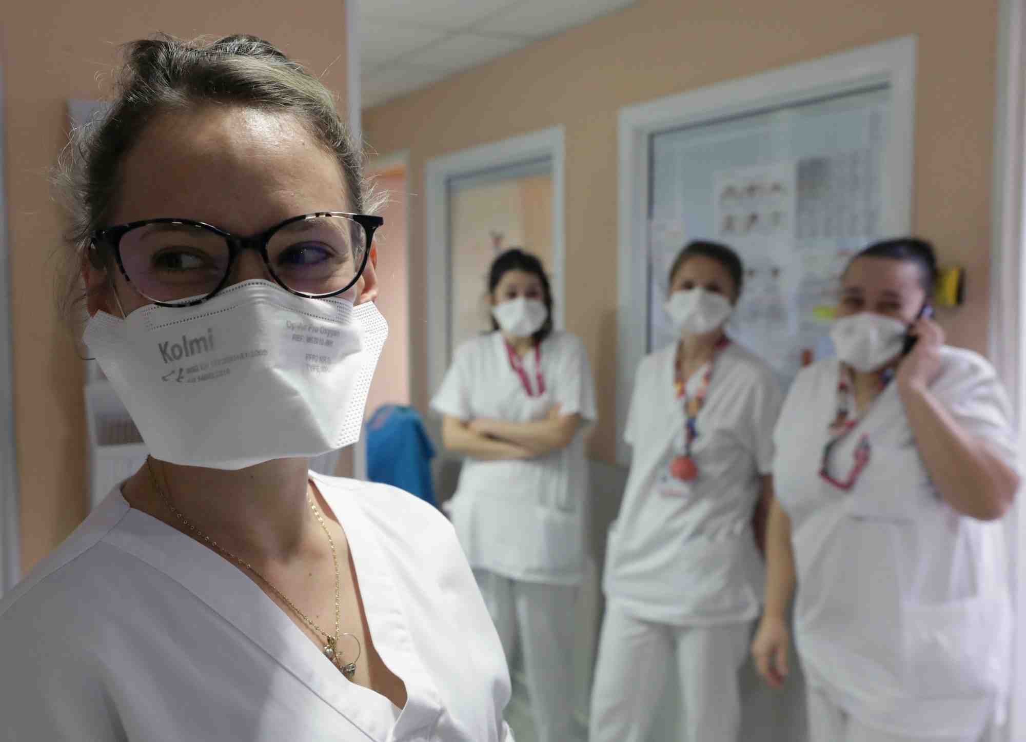 Coronavirus : une infirmière porte un masque FFP2 dans un hôpital de Nice, le 5 mars 2020
