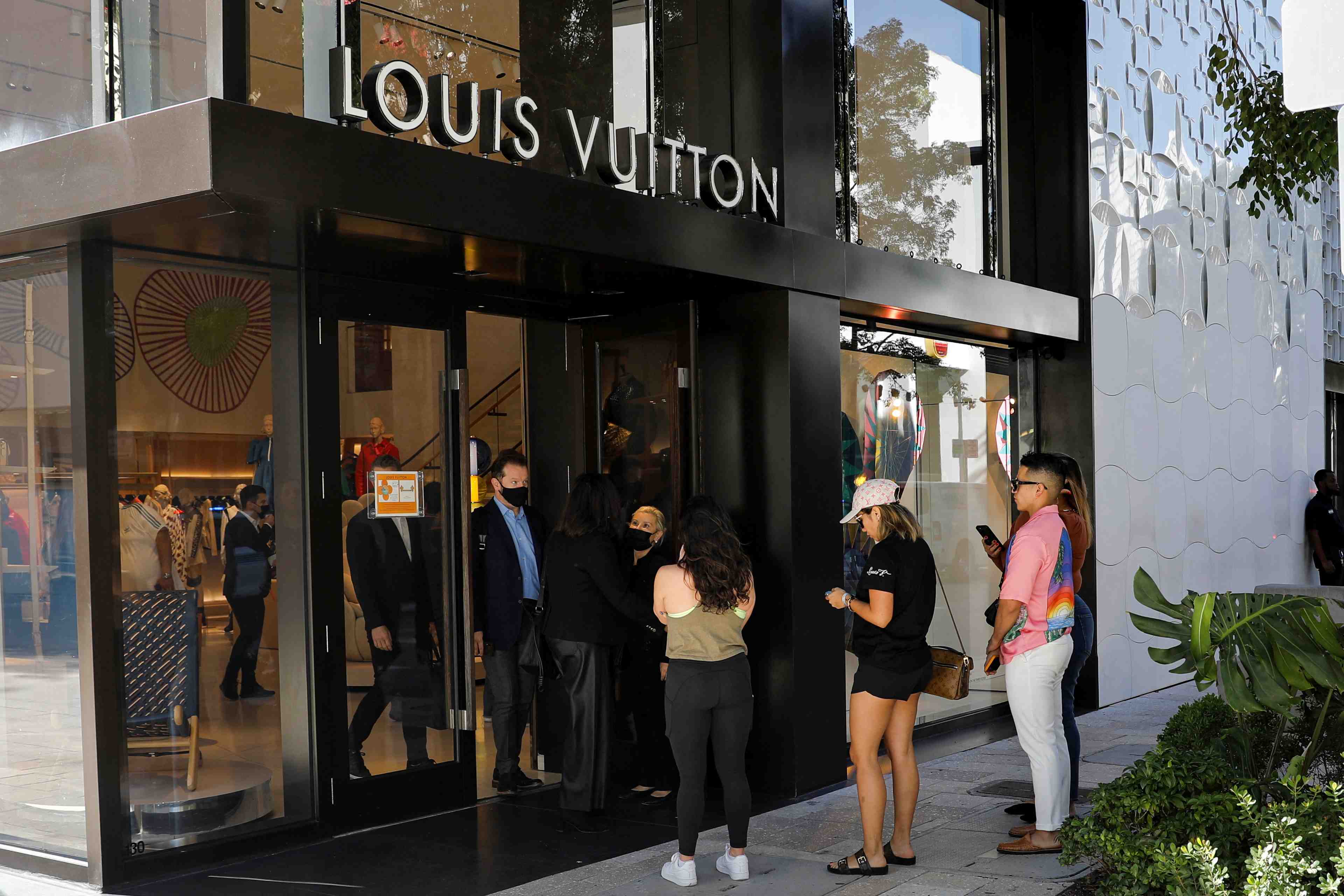 Louis vuitton va augmenter ses prix face a la hausse des couts de production