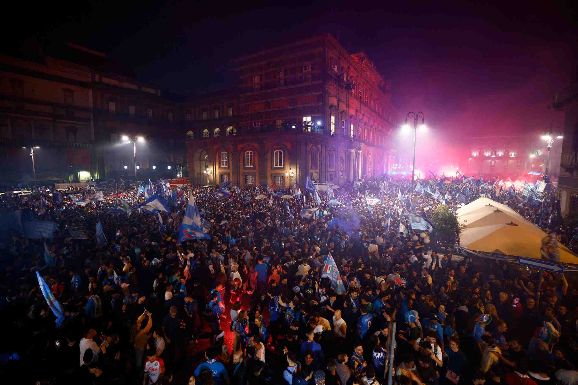 Les supporters de naples celebrent la victoire en serie a