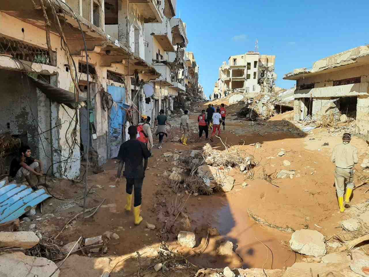 Des membres du croissant-rouge libyen d'ajdabiya a derna