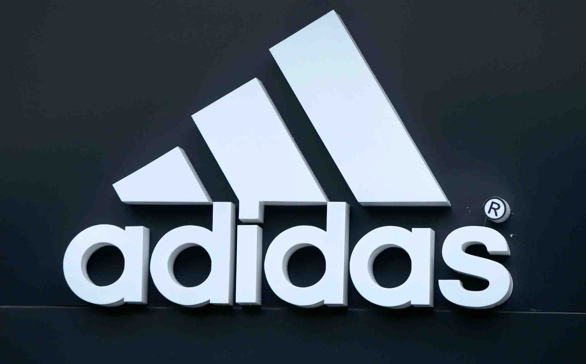 Le logo adidas