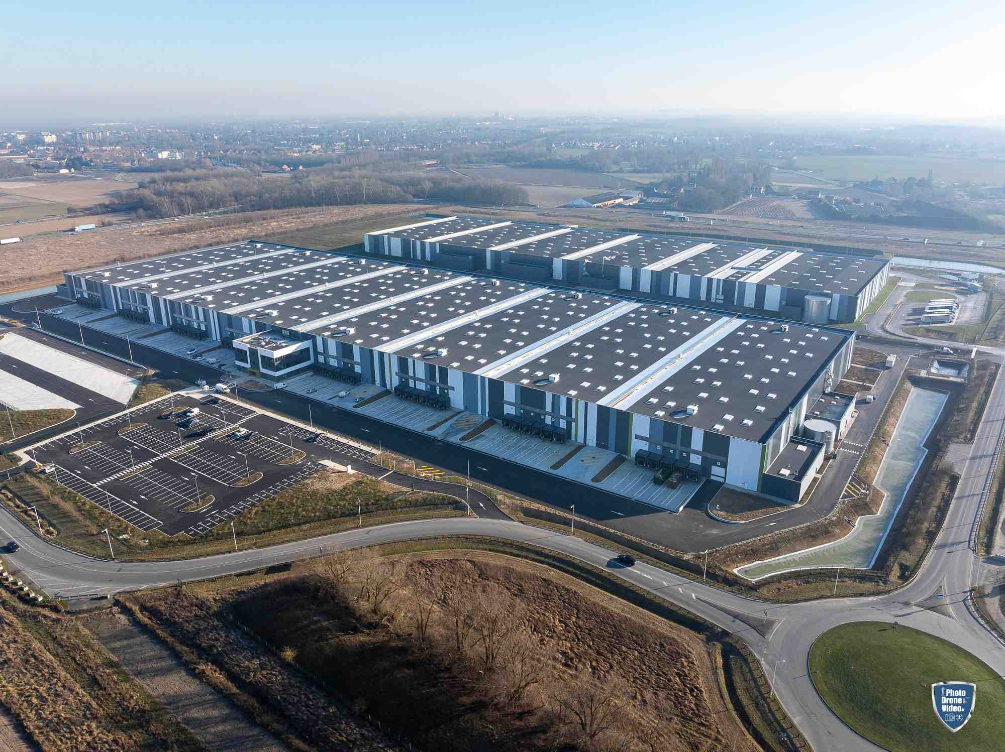 Le chantier de solarisation de 50.000 m² de toits sur les bâtiments logistiques du site de Lambres-Lez-Douai, propriété de M&G, démarrera en mars. La société bretonne Entech a été choisie pour assurer la construction et de maintenance des deux centrales photovoltaïques.