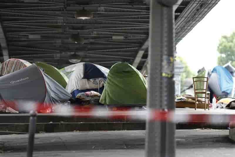 Protestations a gauche apres l'interpellation de migrants a paris