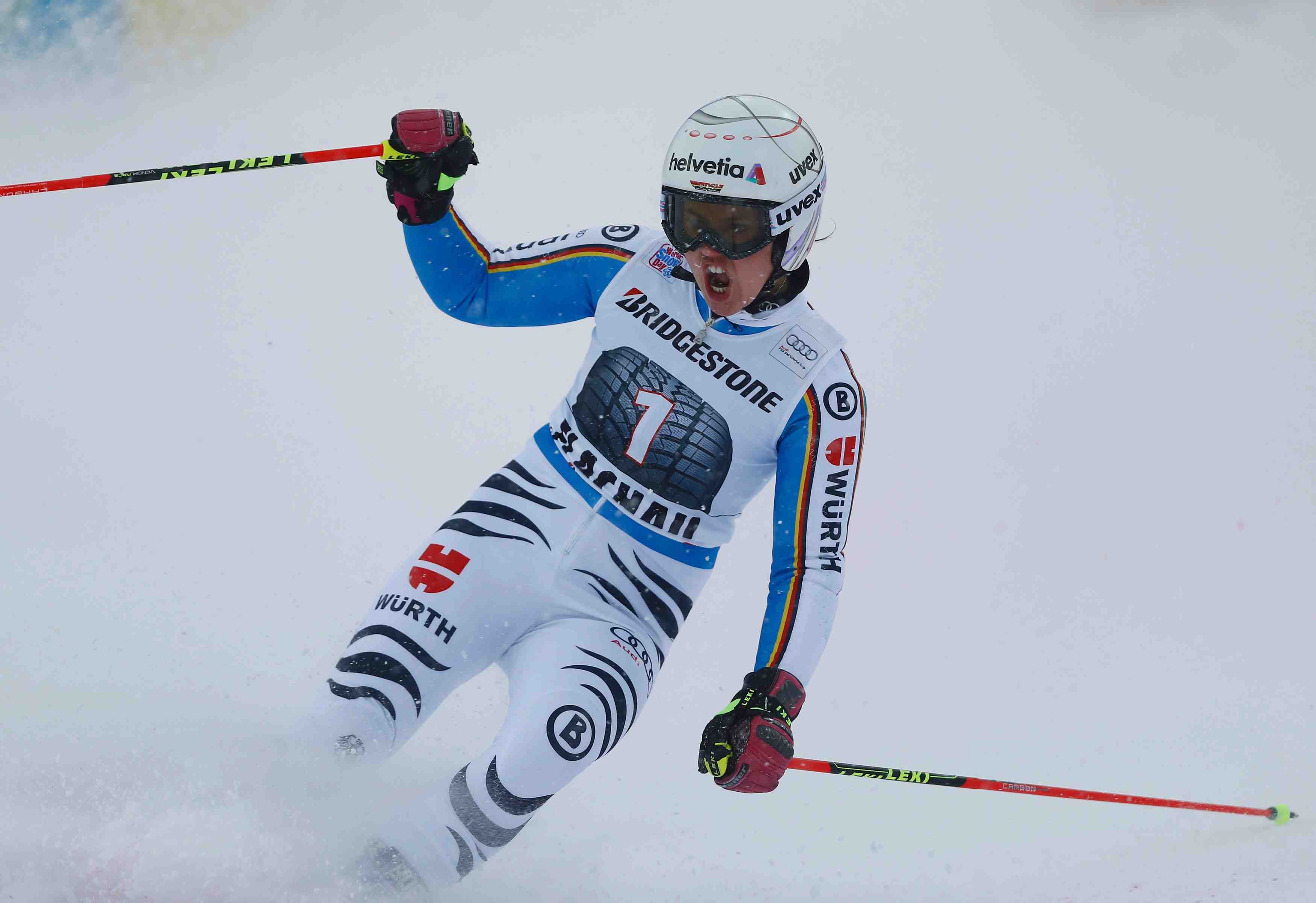 Rebensburg survole le geant de flachau