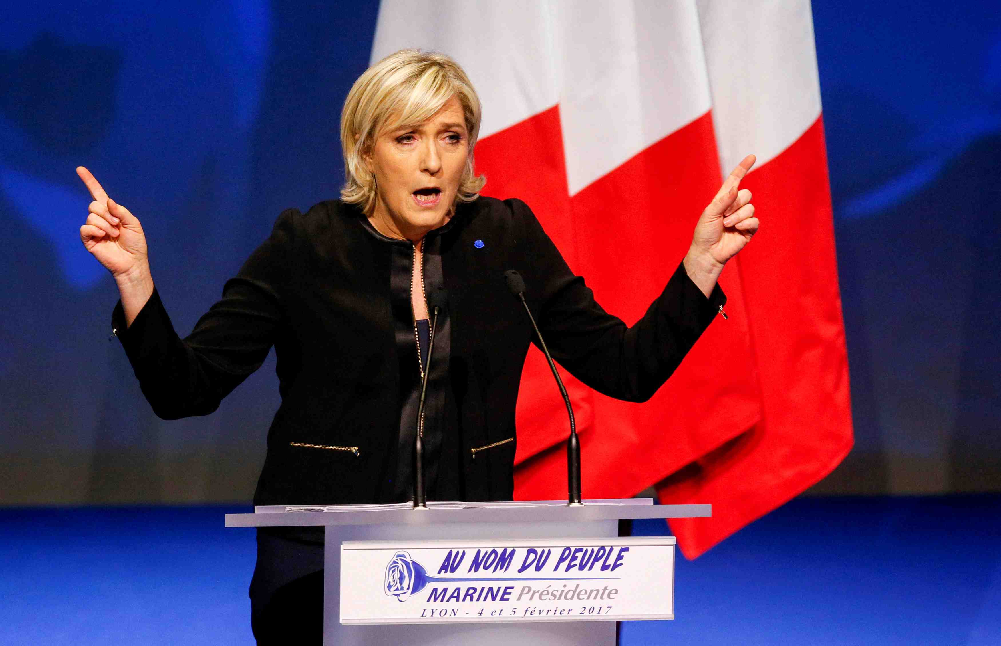 Le pen (26%) devance macron (22%) et fillon (21%), selon un sondage opinionway