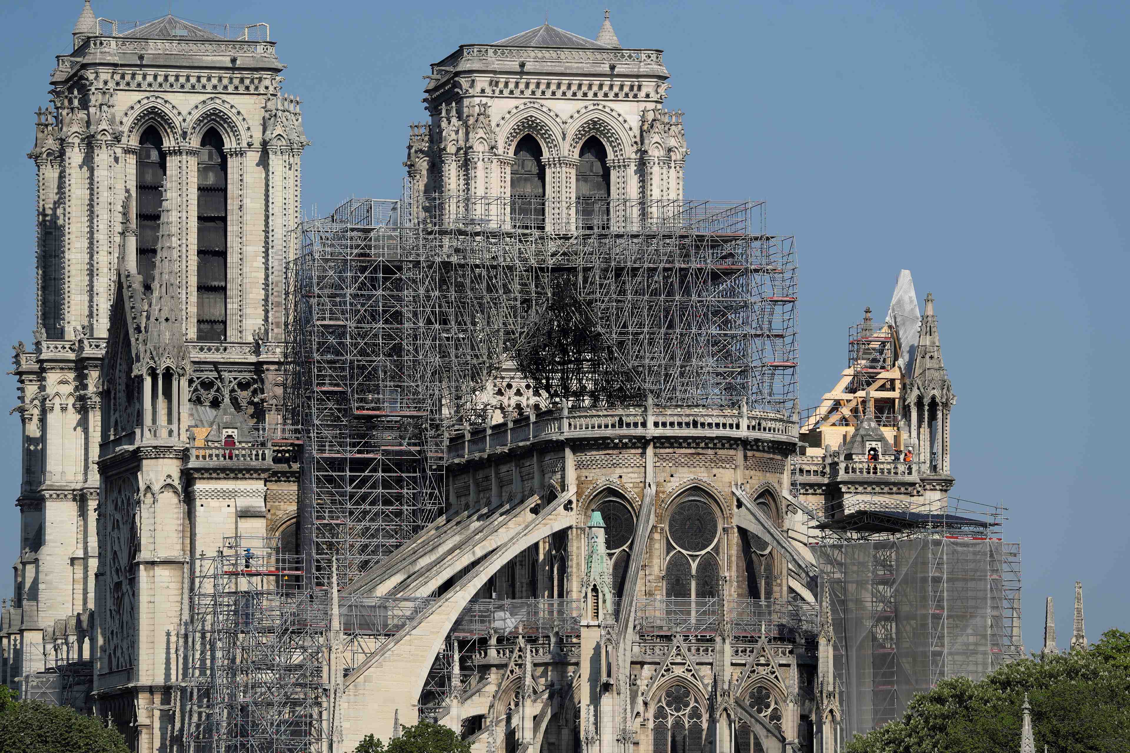 Une bache provisoire pour proteger notre-dame de la pluie
