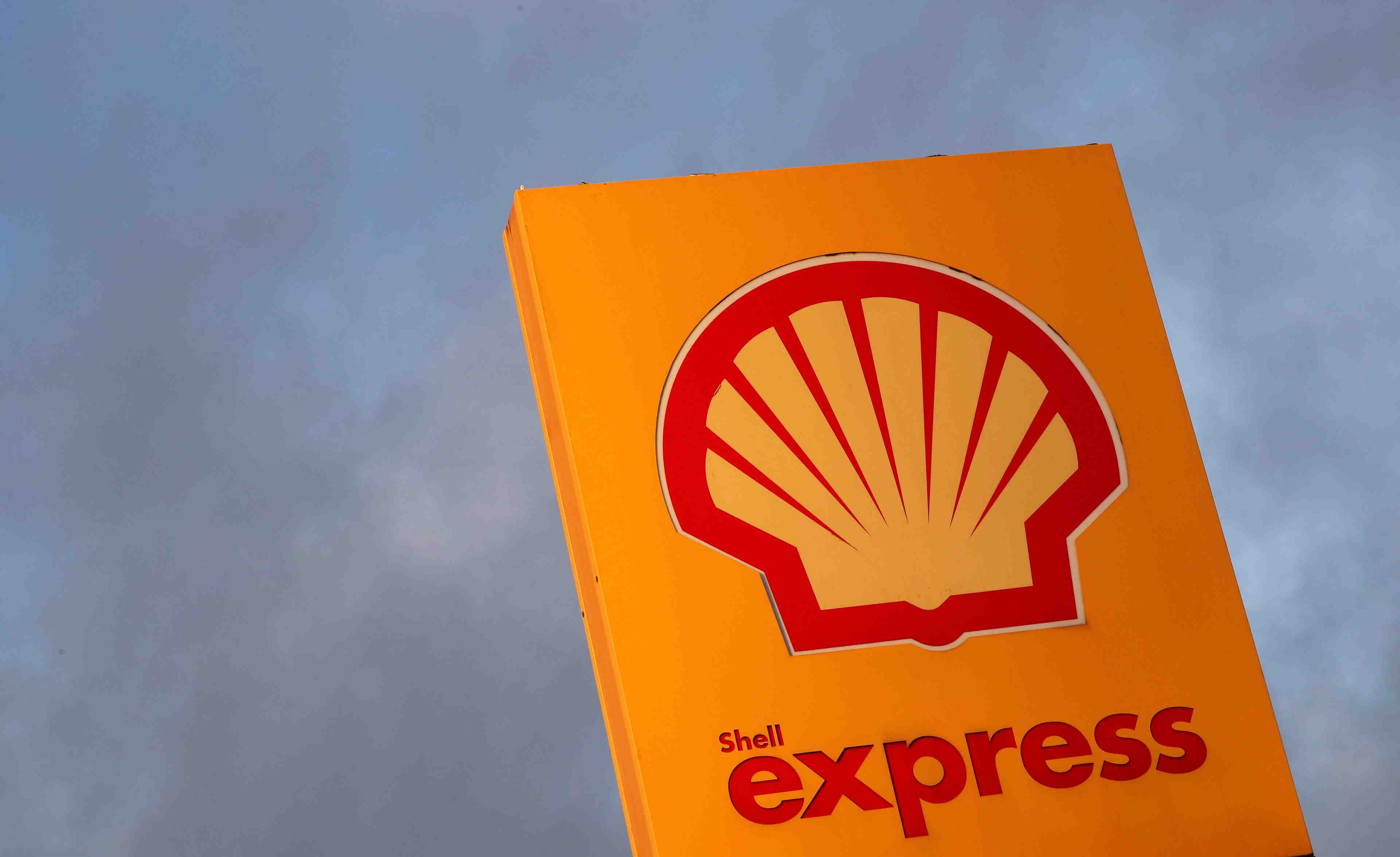 Shell favori pour acheter eneco, total et enel se retirent