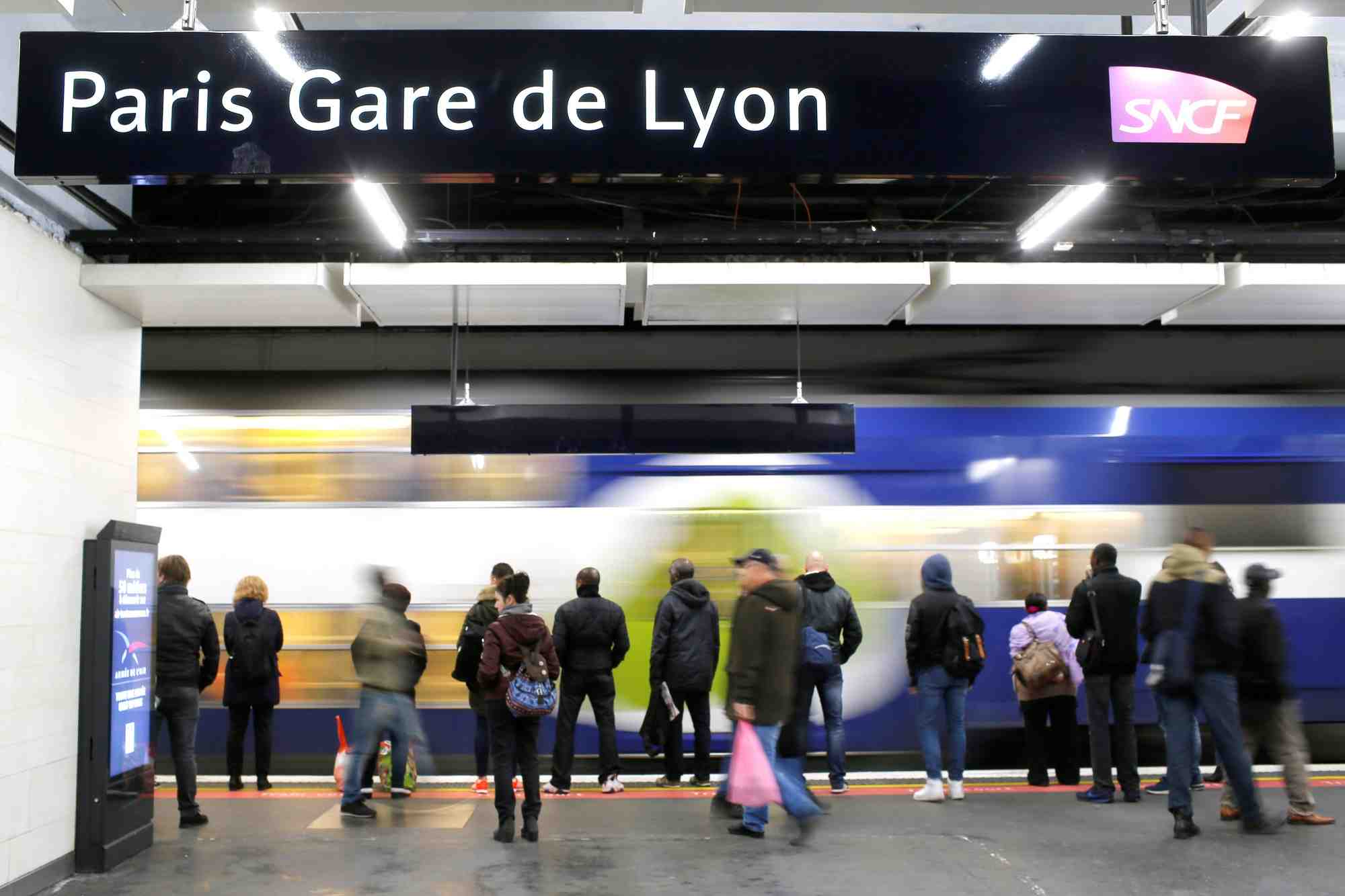 31 mars 2017. Des passagers attendent le RER D à la station Gare de Lyon, à Paris
