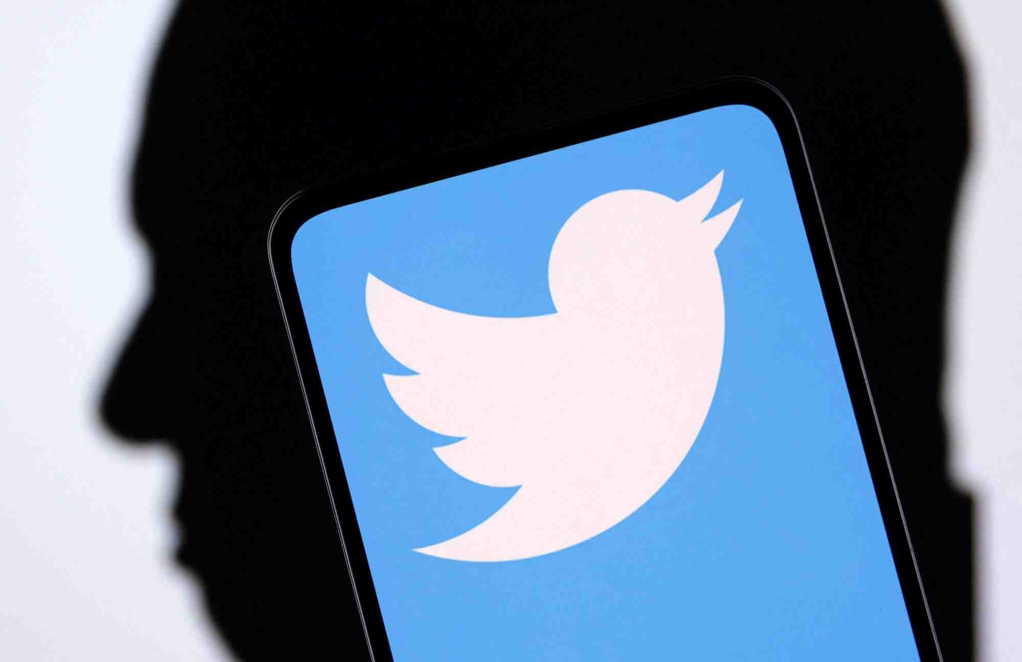 Illustration montrant le logo de twitter et la silluete d'elon musk