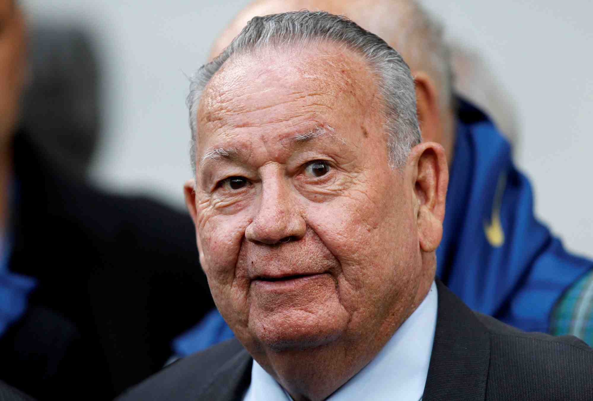 Fontaine, ancien joueur de l'equipe nationale de france, assiste a un match amical de l'euro 2012 a reims