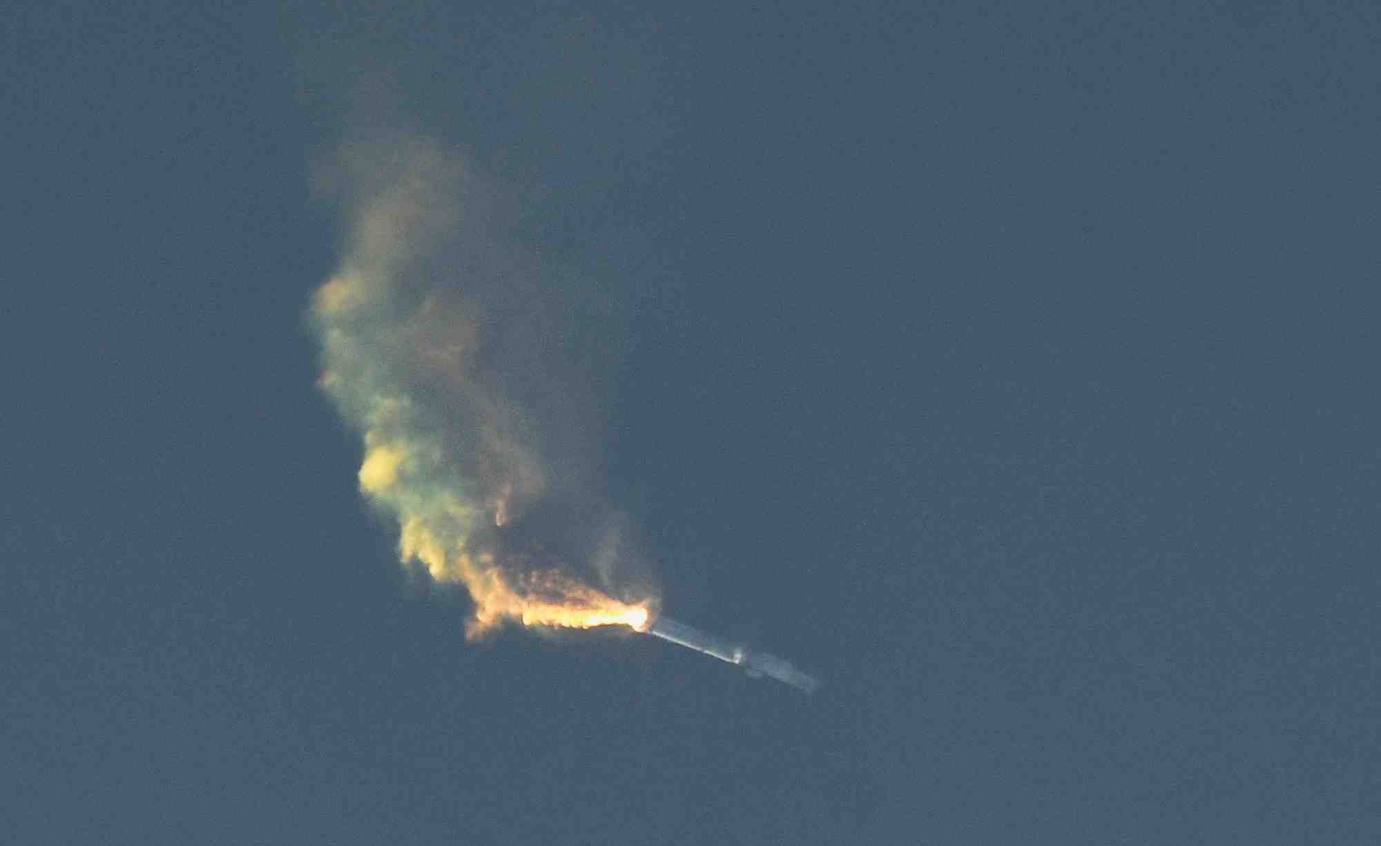 La fusee starship de spacex retombe sur terre apres avoir explose