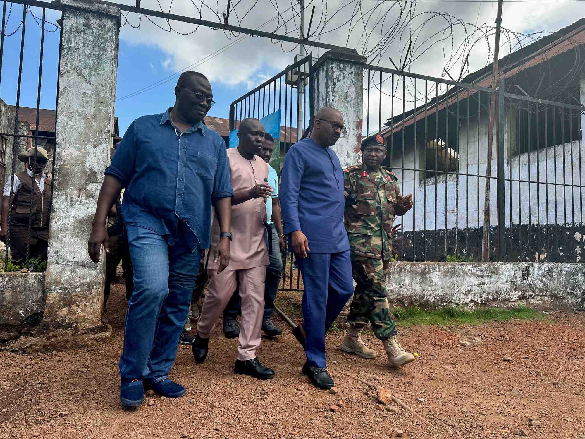 Le vice-president de sierra leone, mohamed juldeh jalloh, visite la prison centrale de pademba road a freetown apres que des hommes armes l'ont attaquee