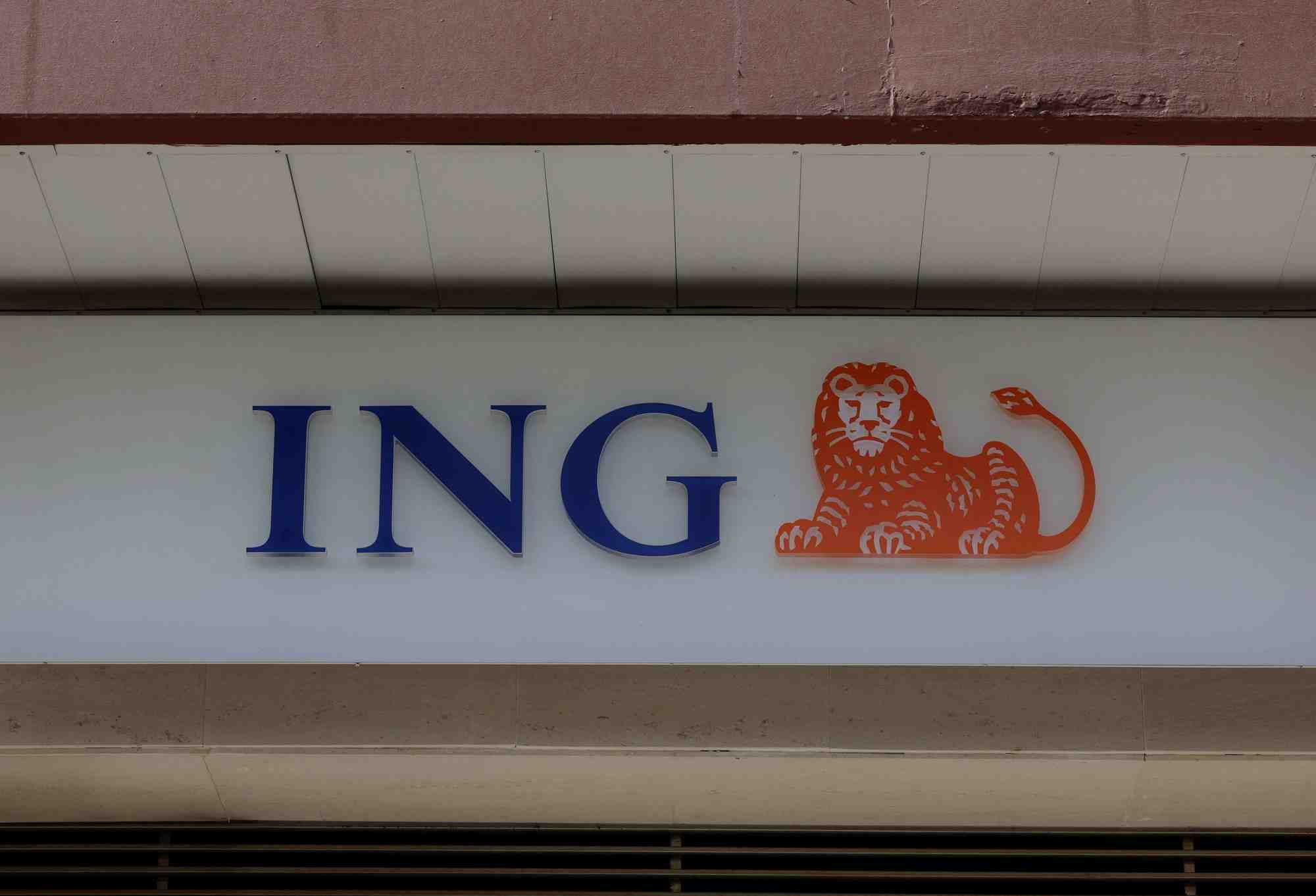 Le logo d'ing est visible dans une agence de la banque ing a malaga