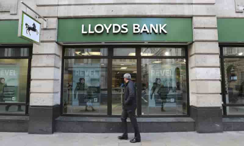 Lloyds defie les previsions en publiant un benefice stable