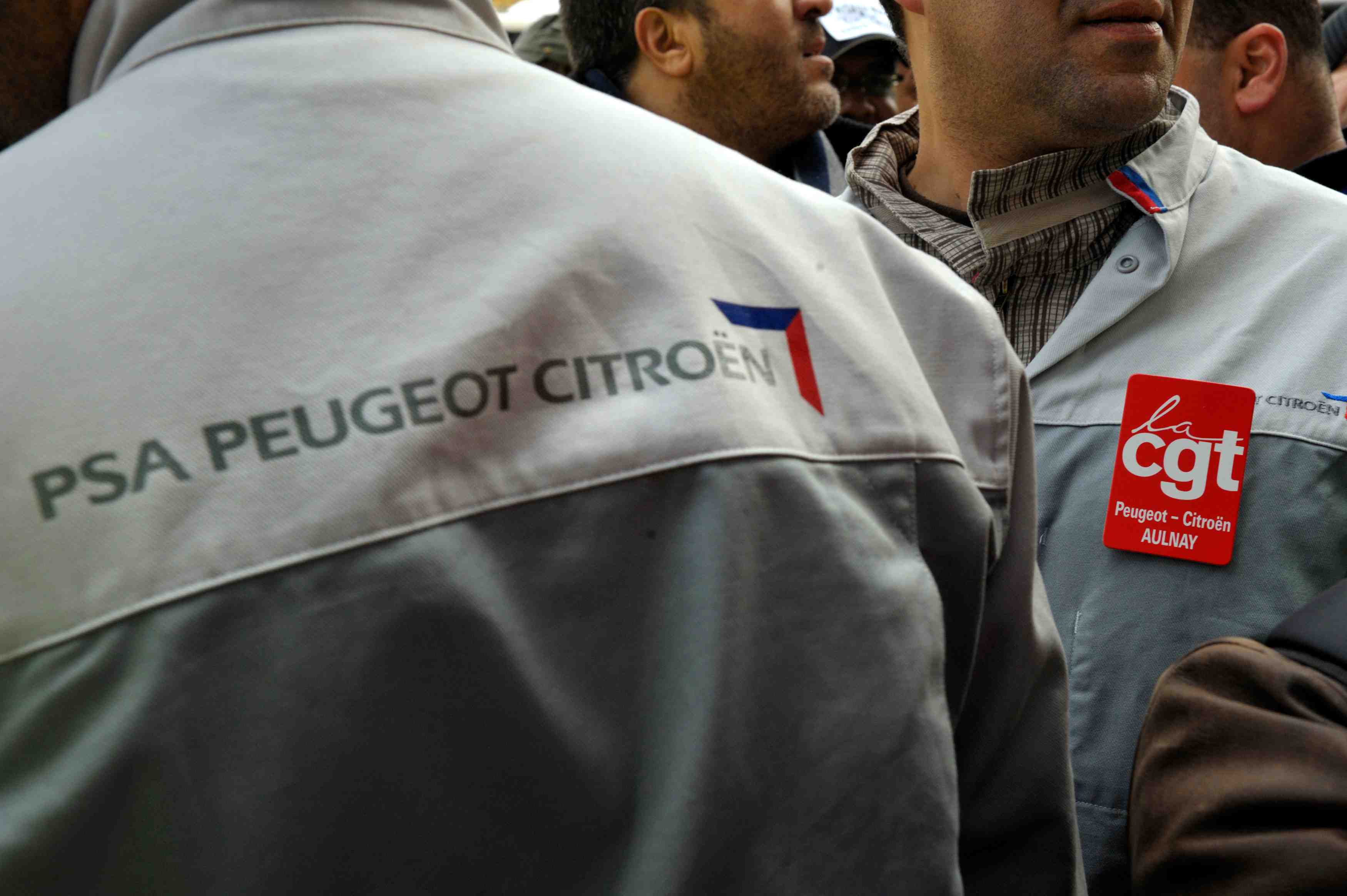 Employés d'une usine PSA Peugeot-Citroën