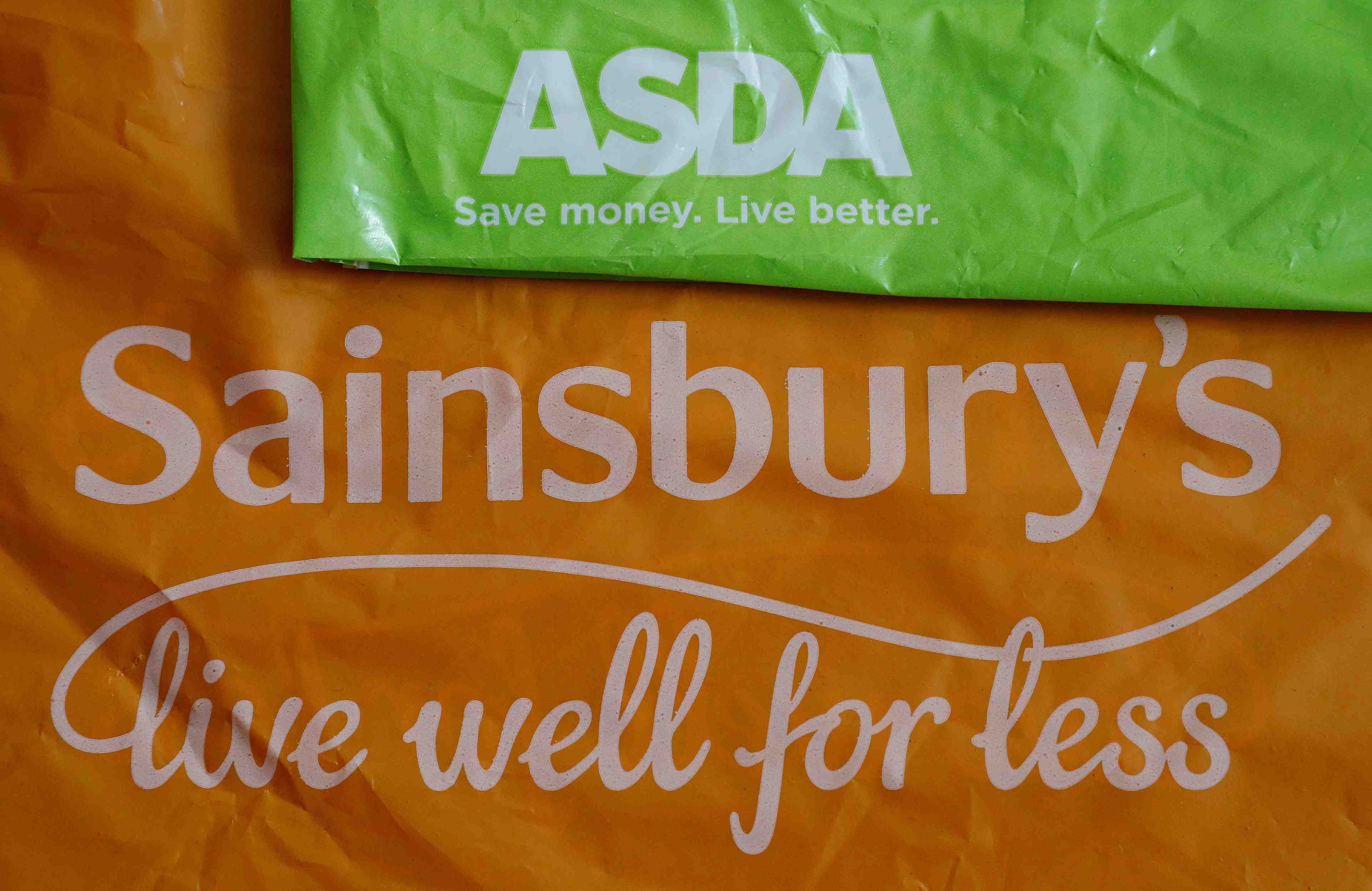 Sainsbury's et asda font d'autres concessions pour sauver leur fusion