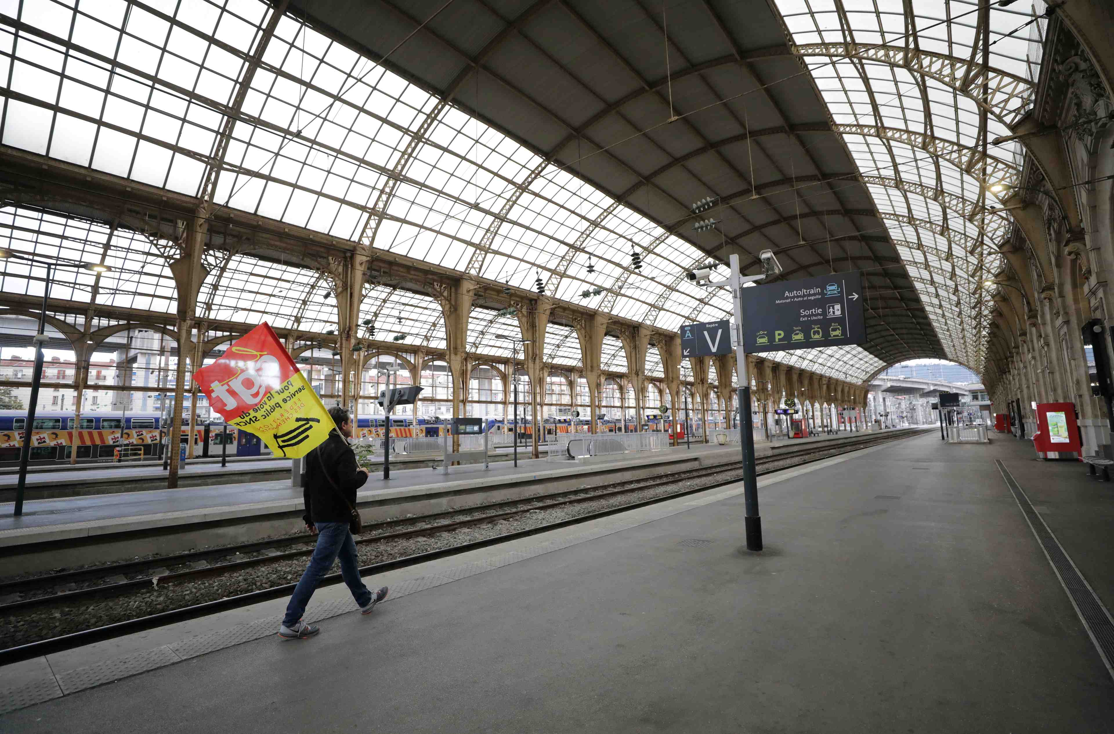 Nouvelle journee de greves mardi, l'executif cherche un compromis