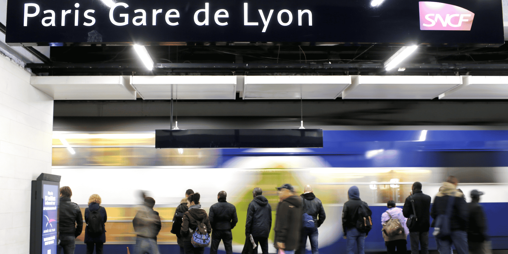 31 mars 2017. Des passagers attendent le RER D à la station Gare de Lyon, à Paris