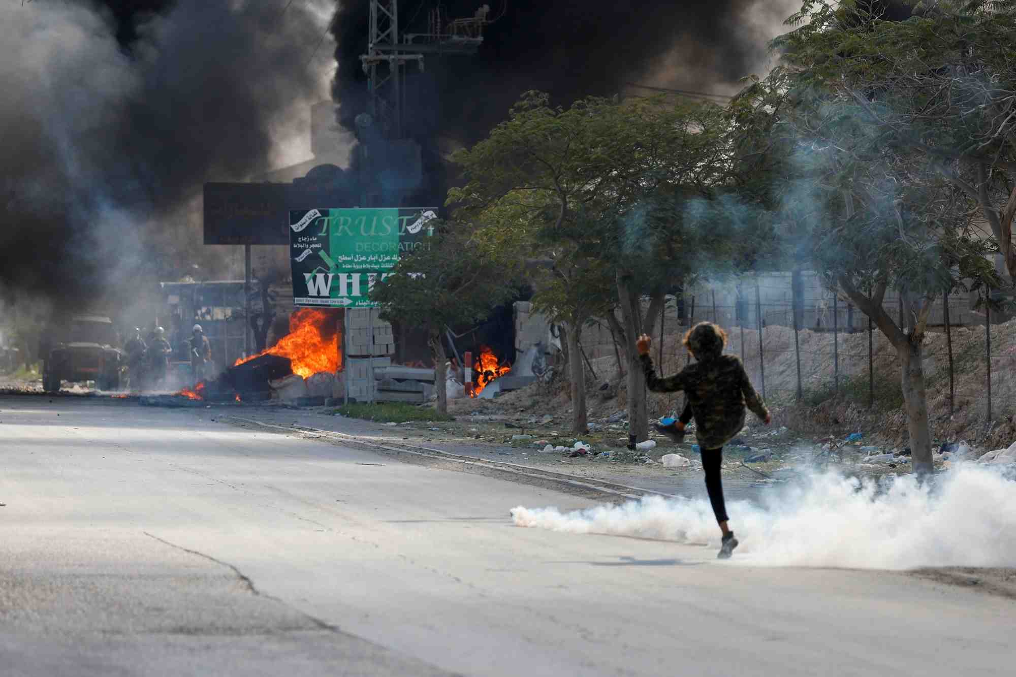 Des palestiniens affrontent les troupes israeliennes lors d'un raid a jericho