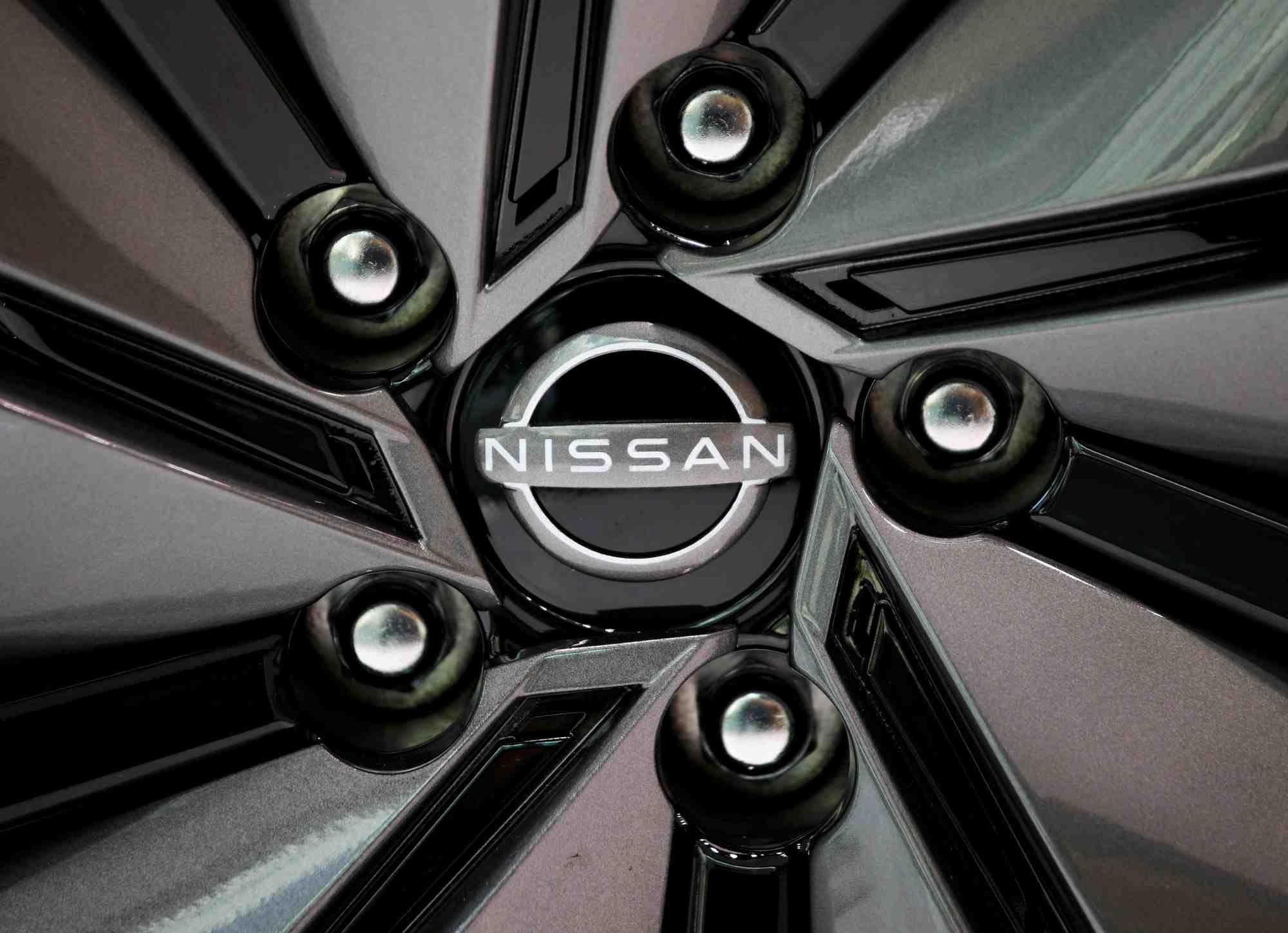 Le logo de nissan motor est visible sur une roue de voiture dans la salle d'exposition du constructeur automobile a tokyo