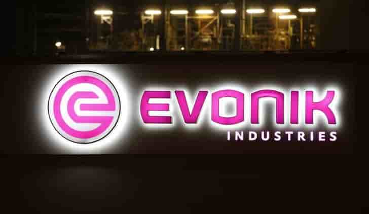 Benefice ajuste en baisse de 13% au 4e trimestre pour evonik