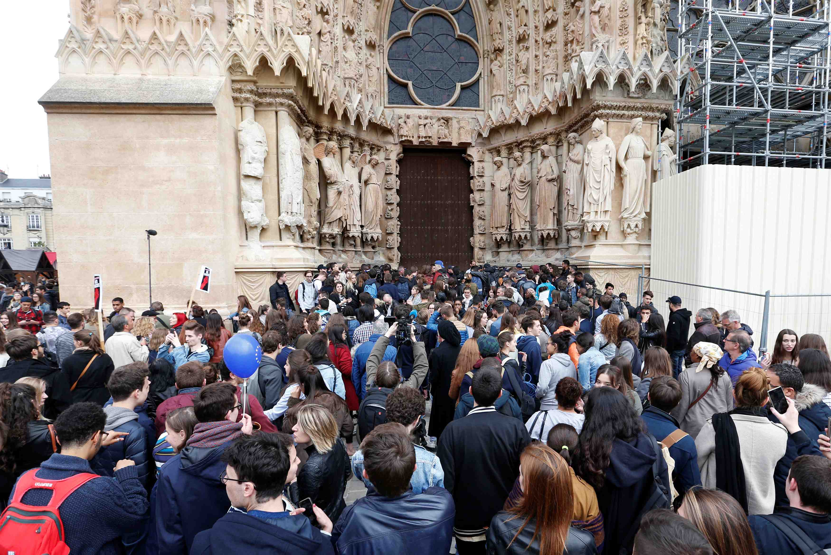 Visite houleuse a reims pour le pen