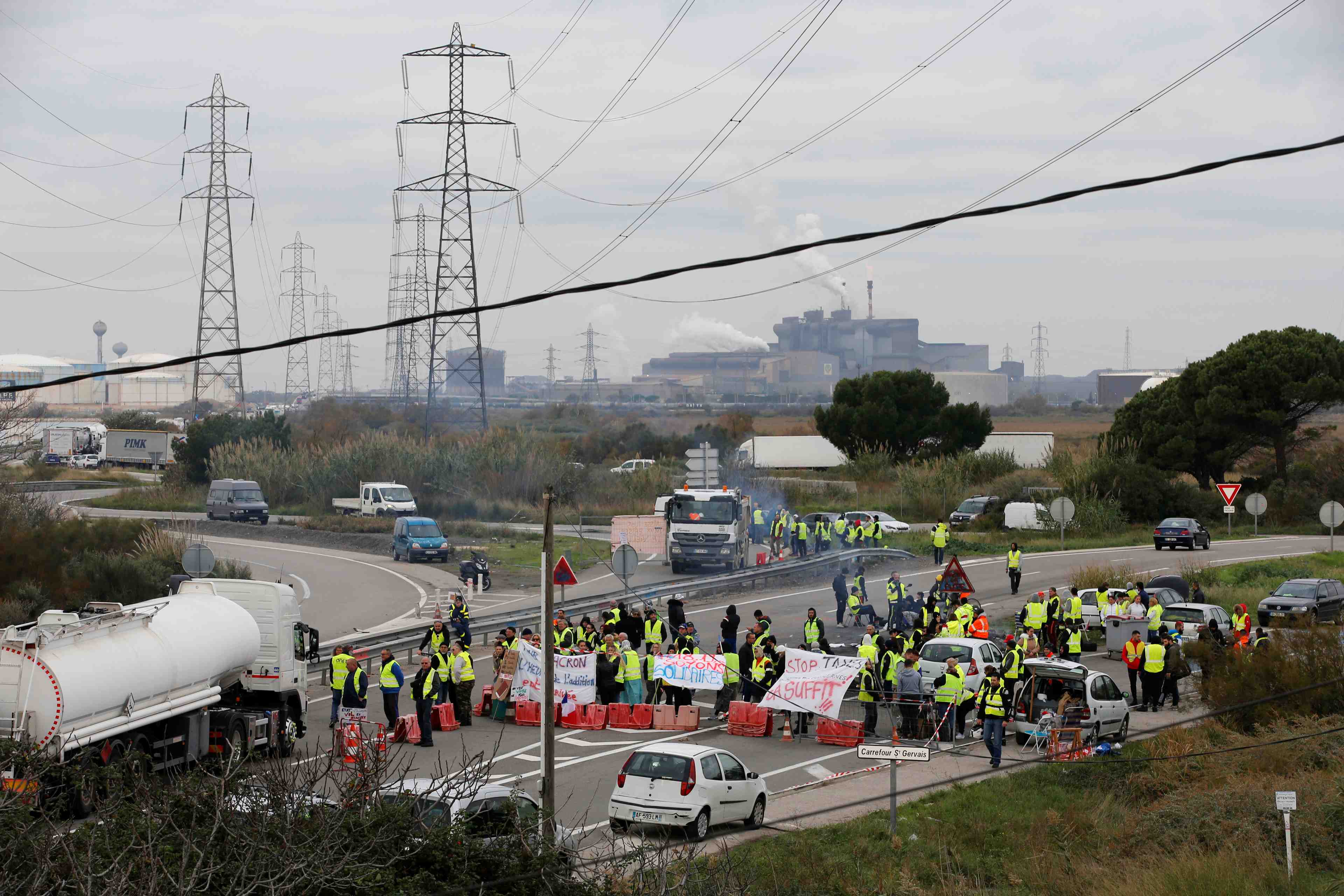 Gilets jaunes: des deputes larem poussent le gouvernement a dialoguer et a agir
