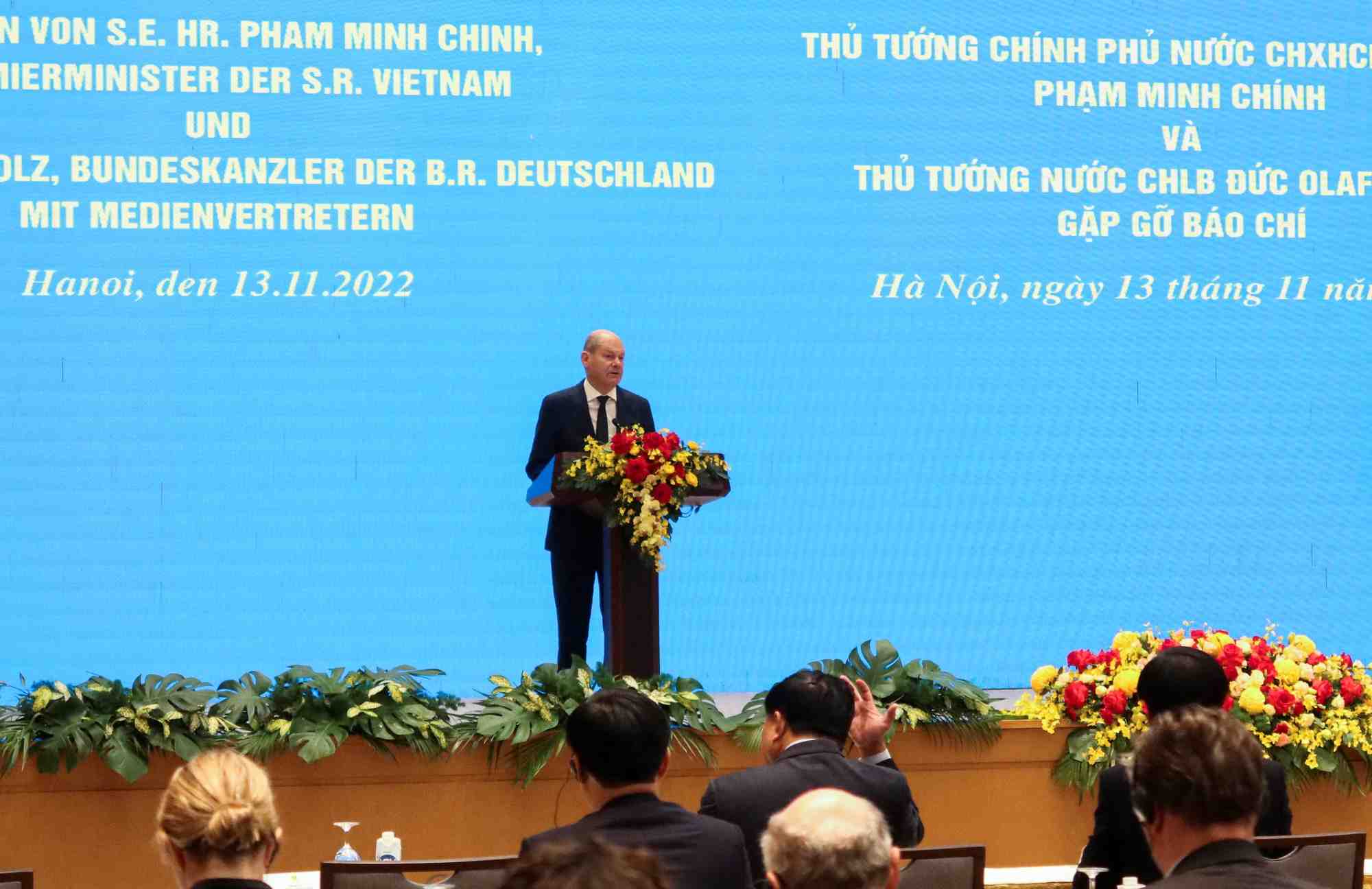 Le chancelier allemand olaf scholz lors d'une conference de presse a hanoi, au vietnam