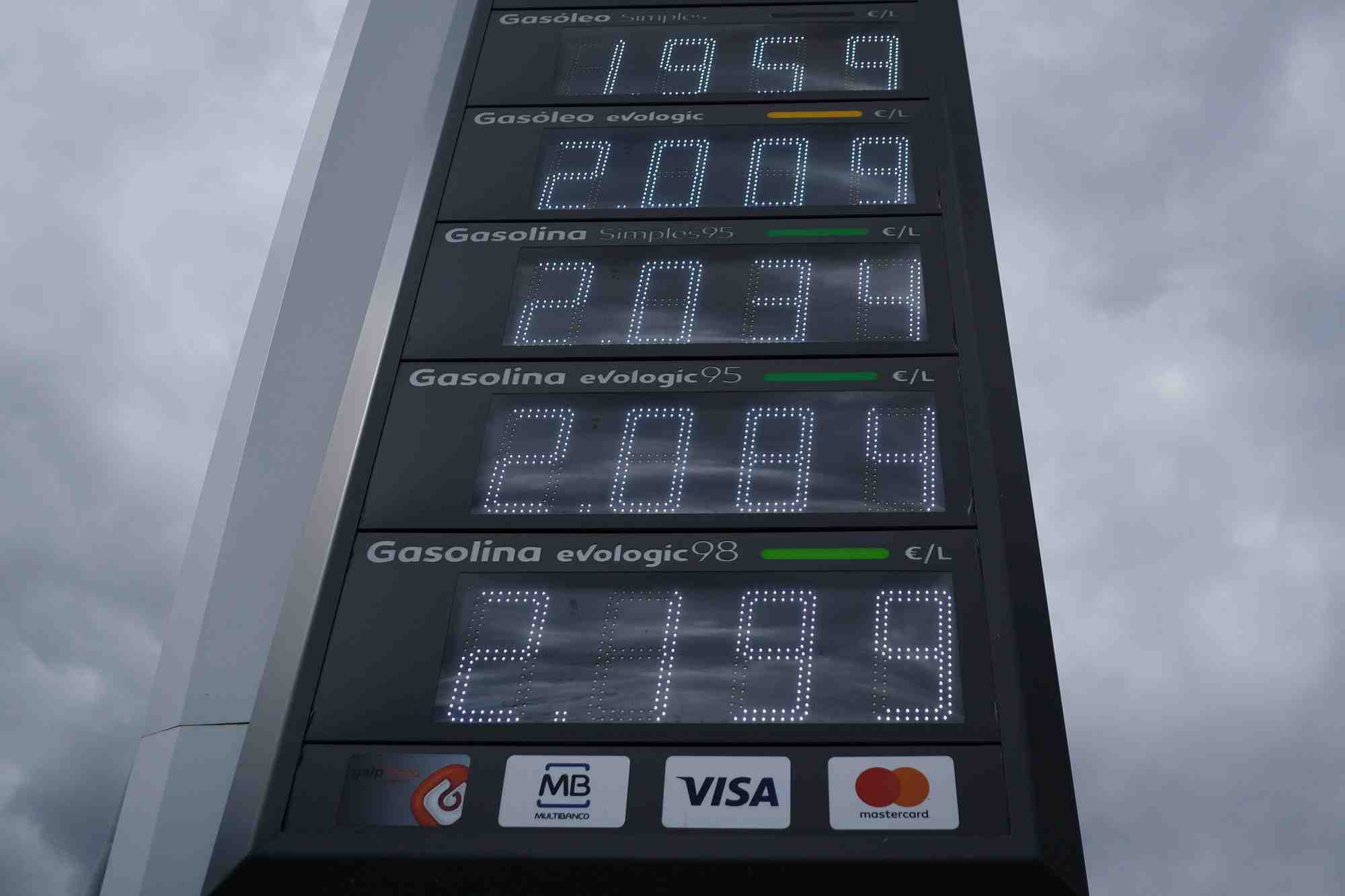 Les prix de l'essence et du diesel sont affiches dans une station-service de lisbonne