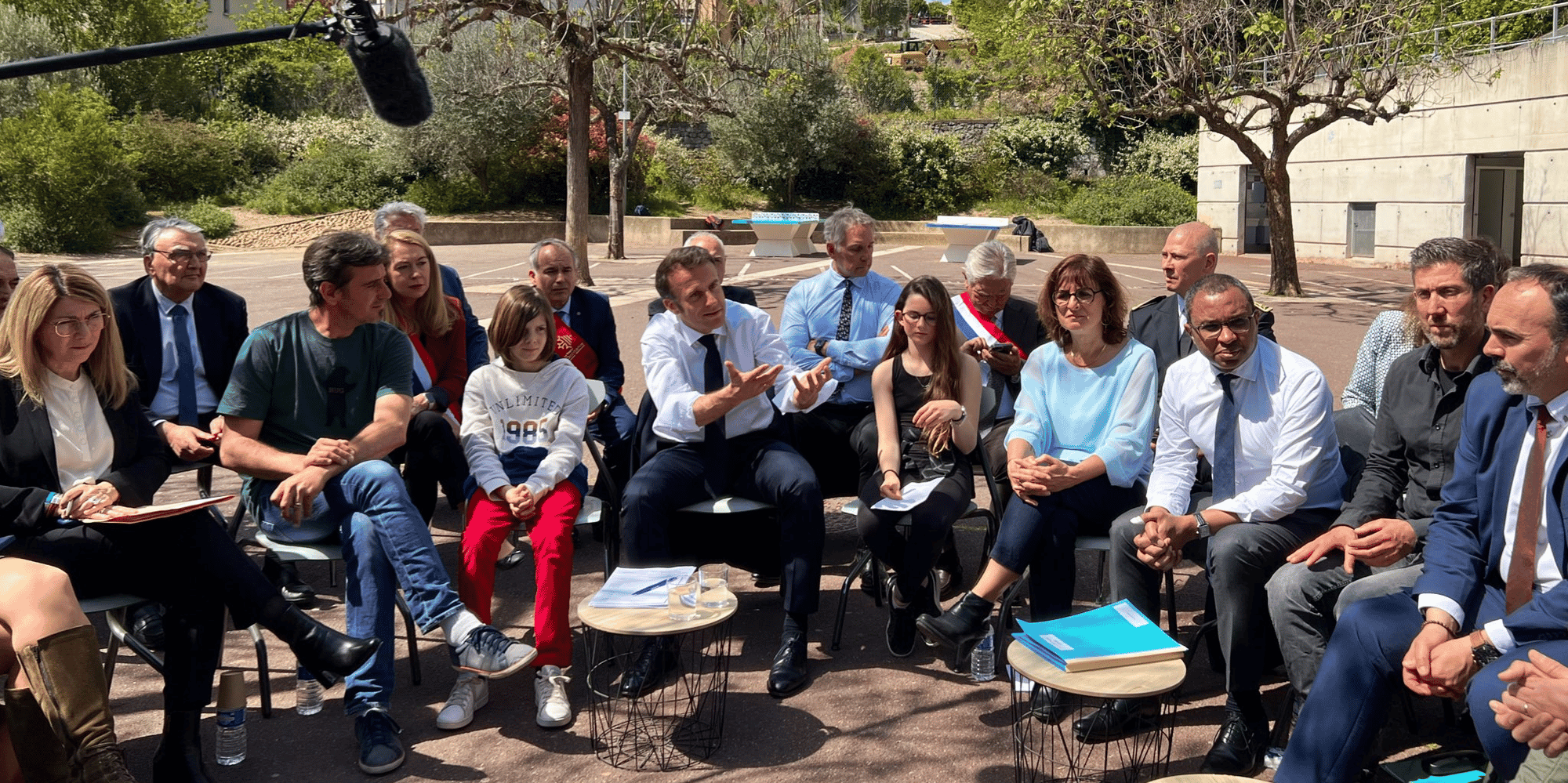 Le chef de l'Etat Emmanuel Macron a longuement échangé avec la communauté éducative du collège Louise-Michel de Ganges, ce jeudi 20 avril 2023.