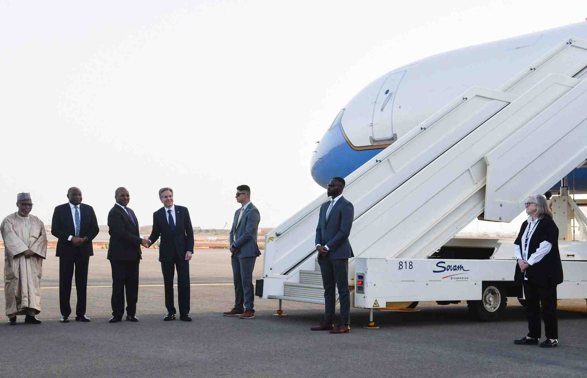 Le secretaire d'etat americain antony blinken et le ministre nigerien des affaires etrangeres hassoumi massoudou a l'aeroport international diori hamani de niamey, au niger