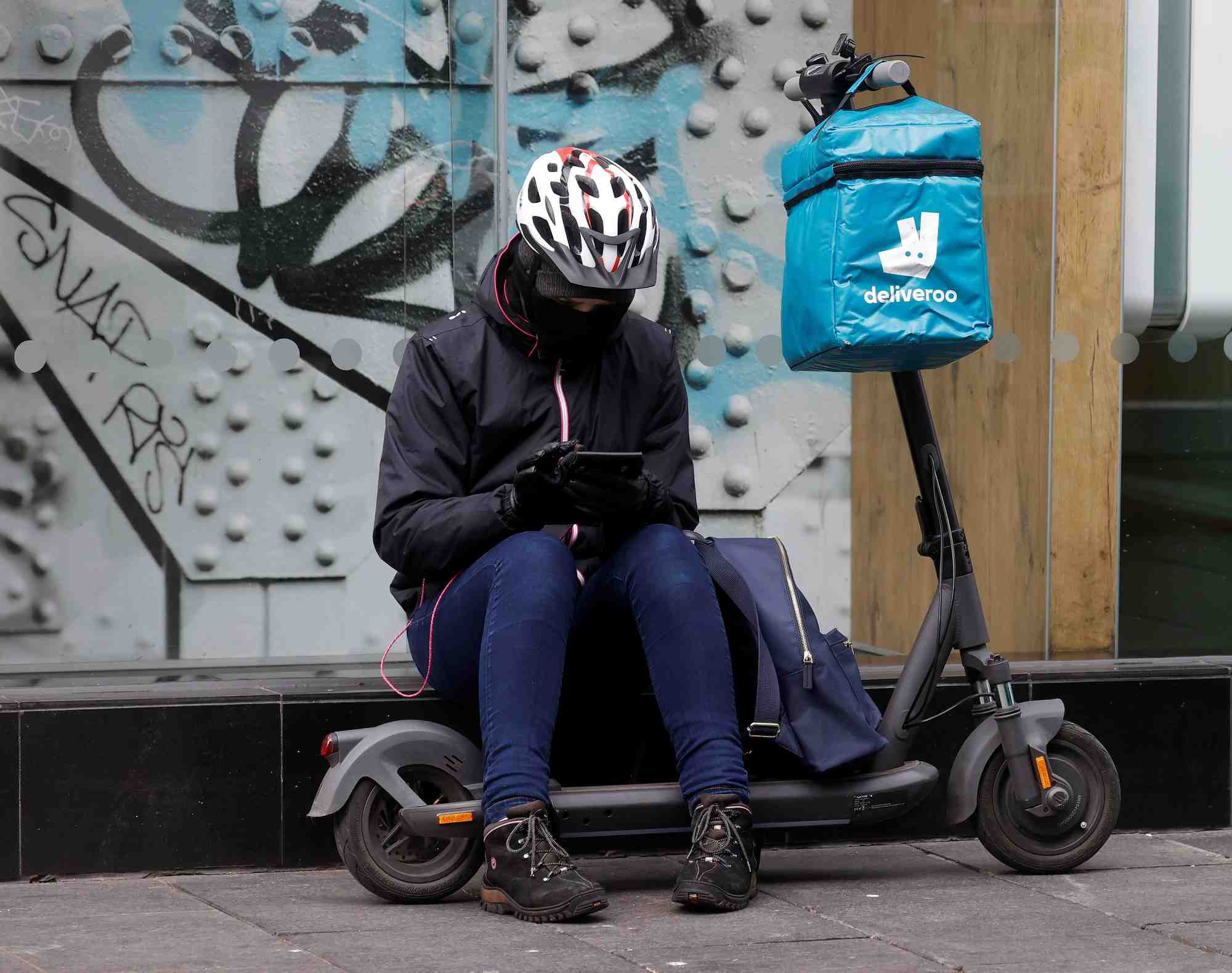 Un livreur deliveroo a liverpool, en grande-bretagne