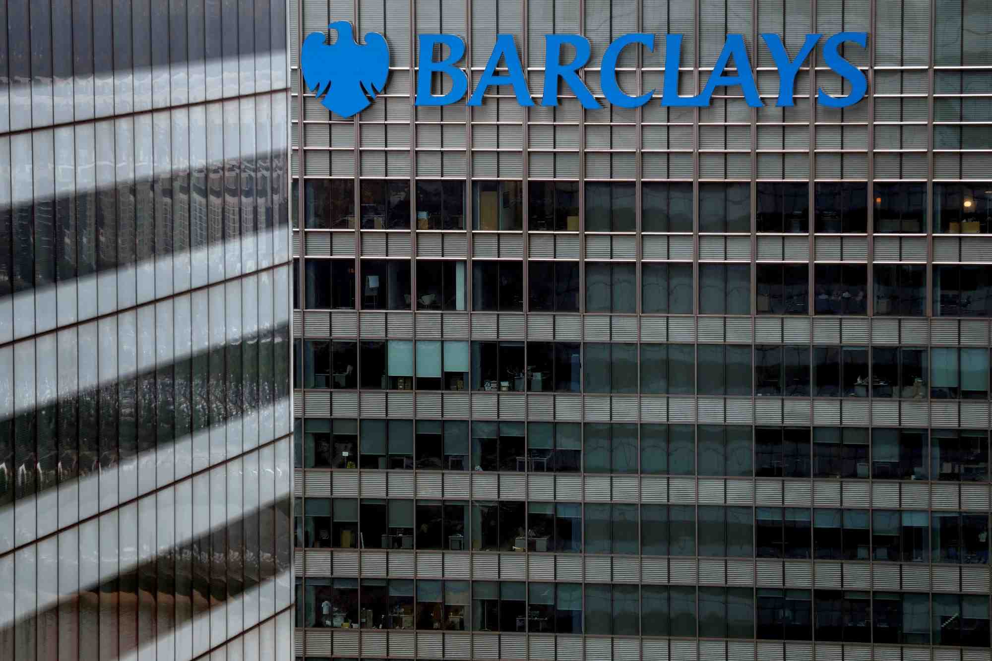 Le batiment de la banque barclays a canary wharf, a londres