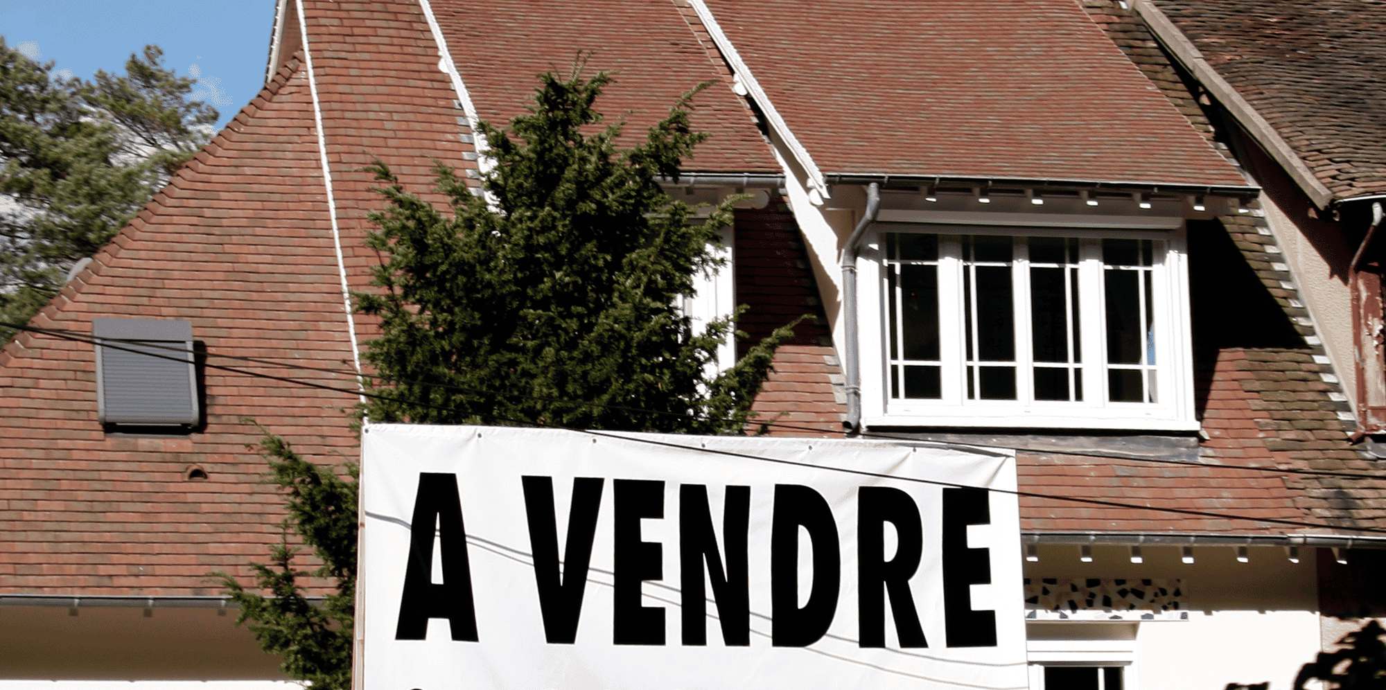 Les prix de l'immobilier ancien ont continué de chuter avec une baisse moyenne de 3,8% sur un an au 1er juin, dont 4,1% pour les appartements et 3,5% pour les maisons.
