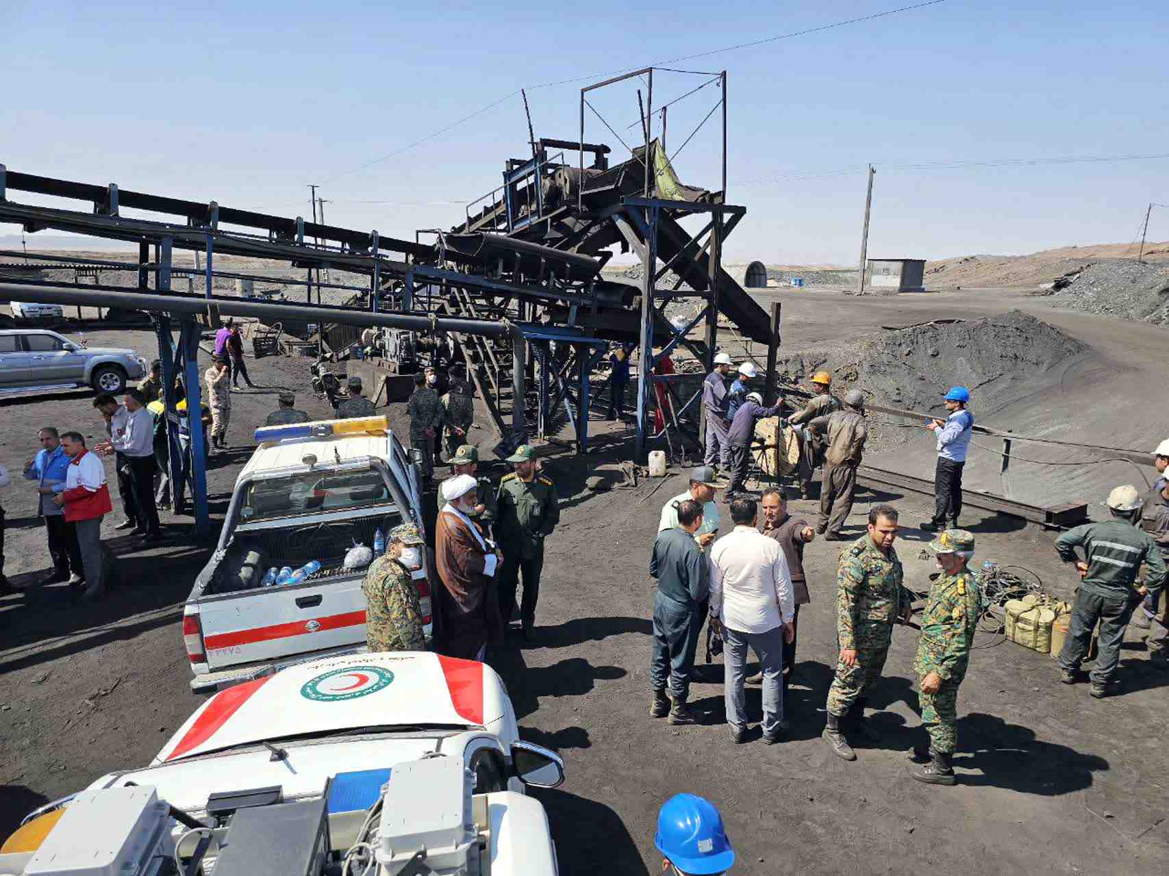 Des sauveteurs travaillent apres une explosion de gaz dans une mine de charbon dans la province de south khorasan
