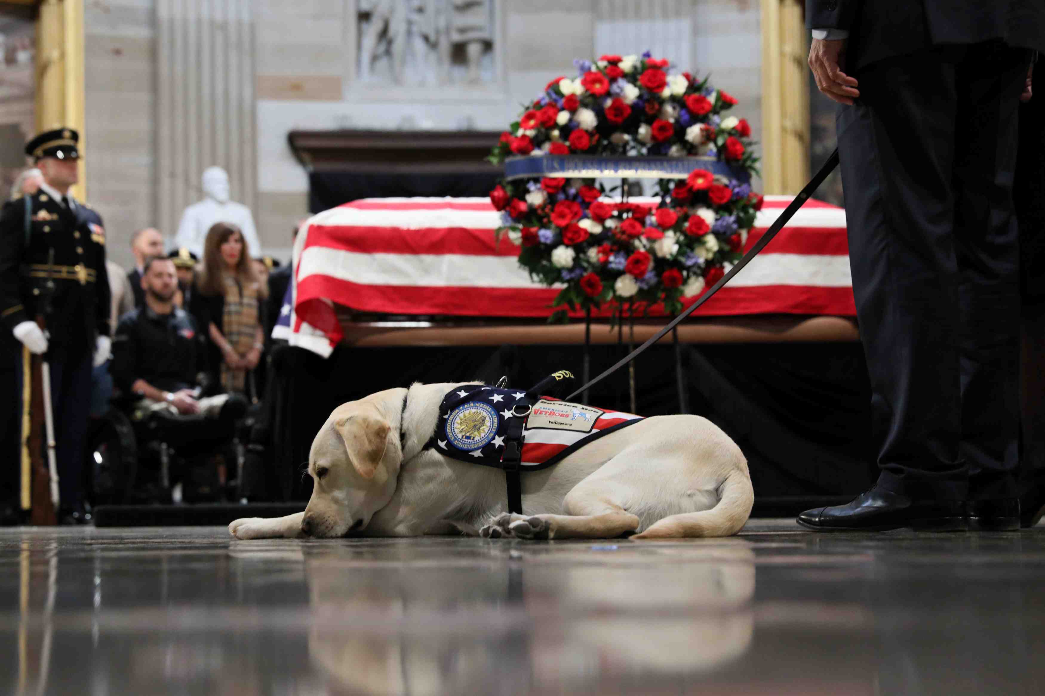 La foule rend hommage a george h.w. bush
