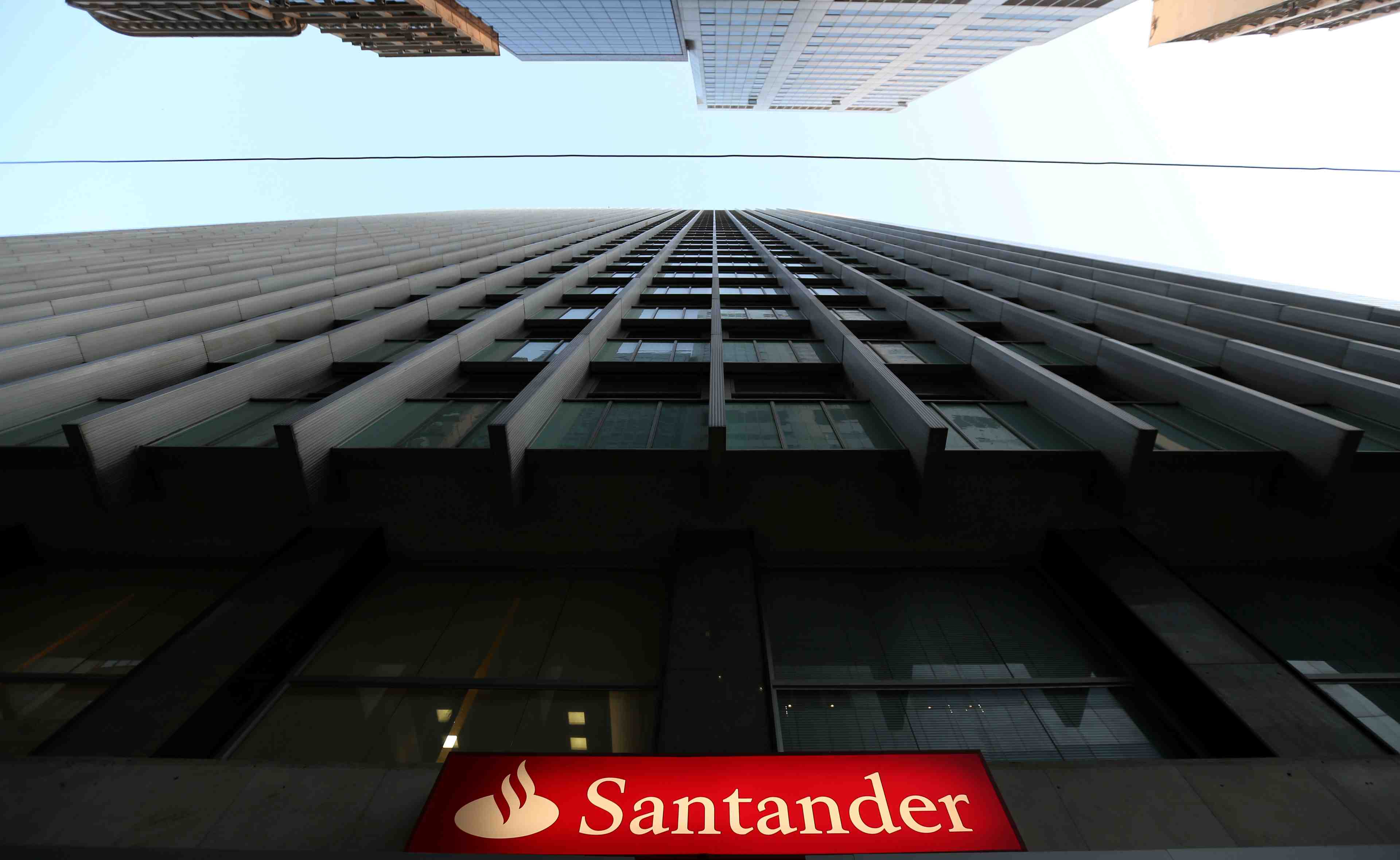 Le benefice net de santander freine par la grande-bretagne