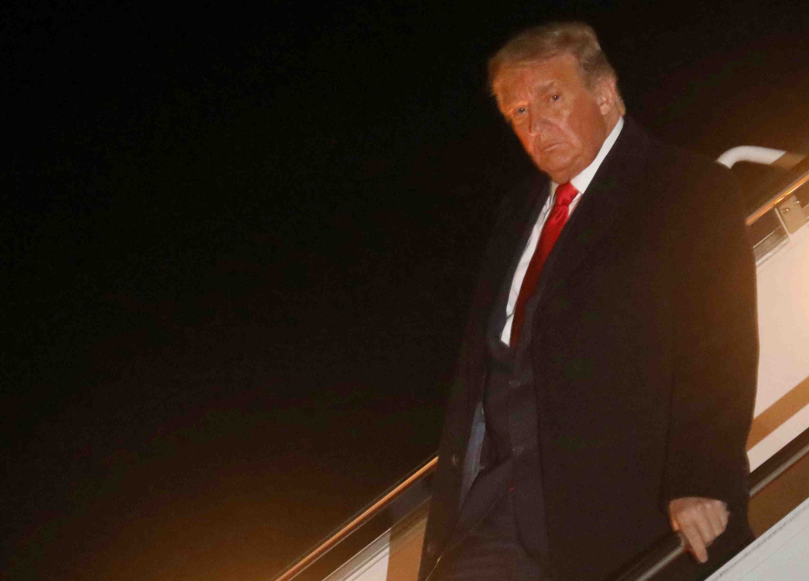 Coronavirus: trump presente de legers symptomes, rapportent des medias