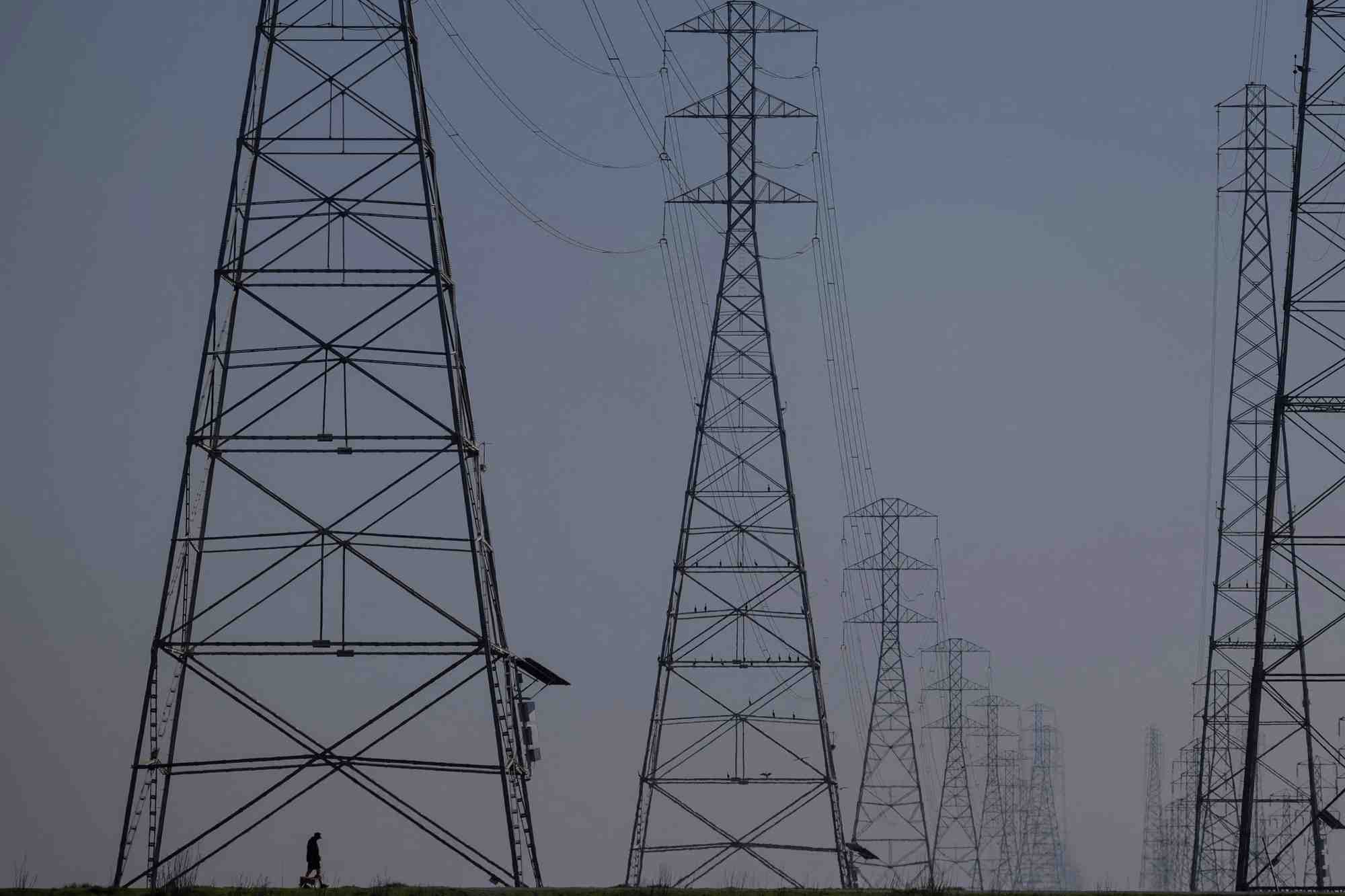 Les libyens manifestent contre les coupures d'electricite