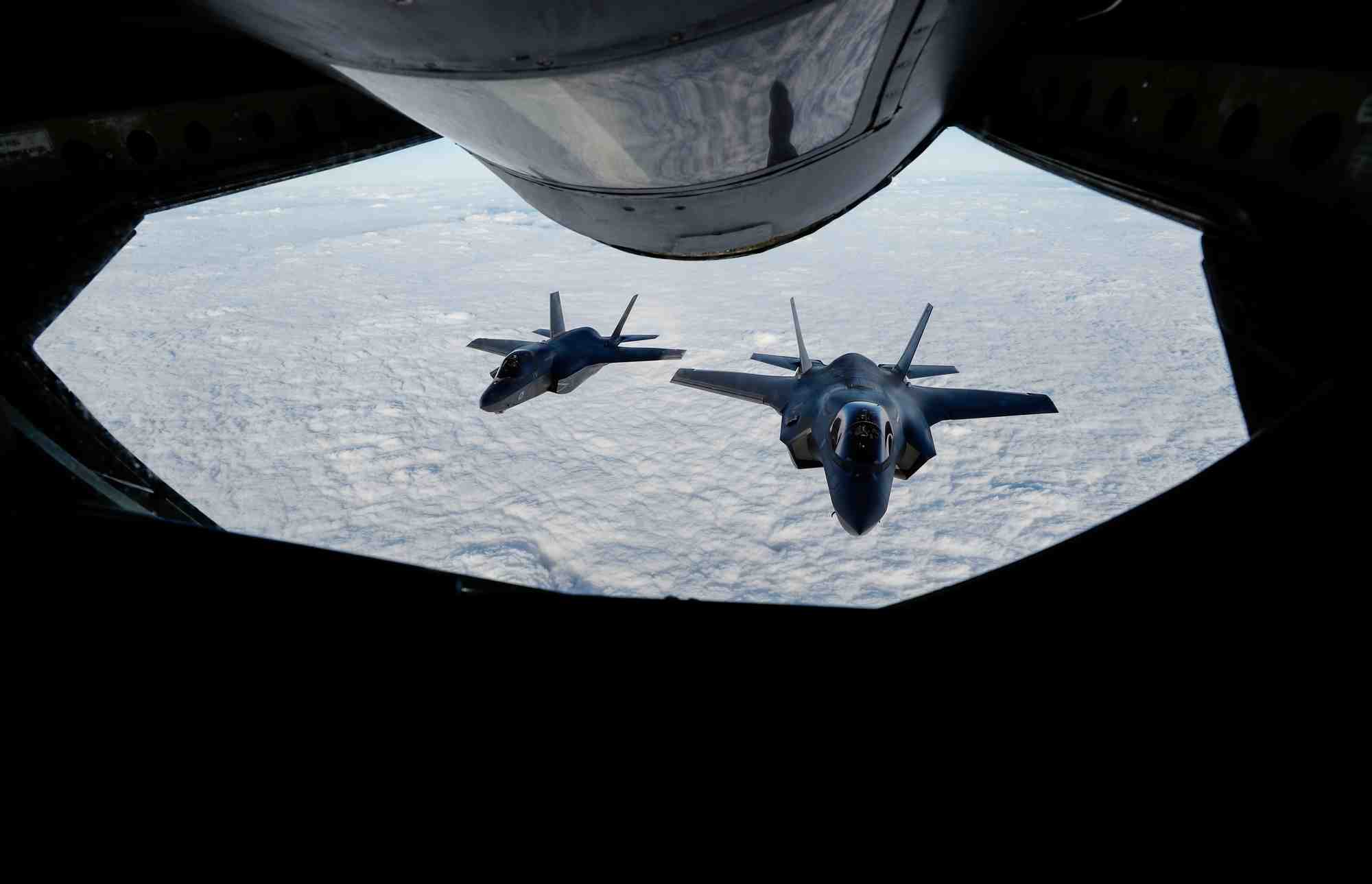 Deux avions de chasse de la raf survolent la manche pendant un exercice