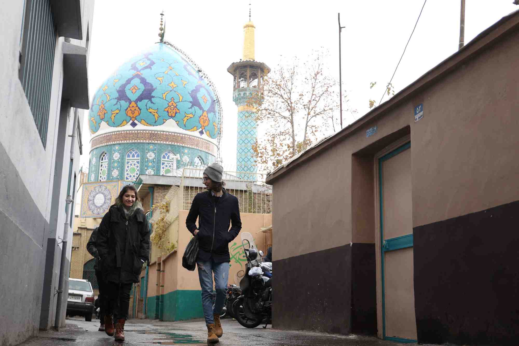Des femmes marchent dans une rue de teheran