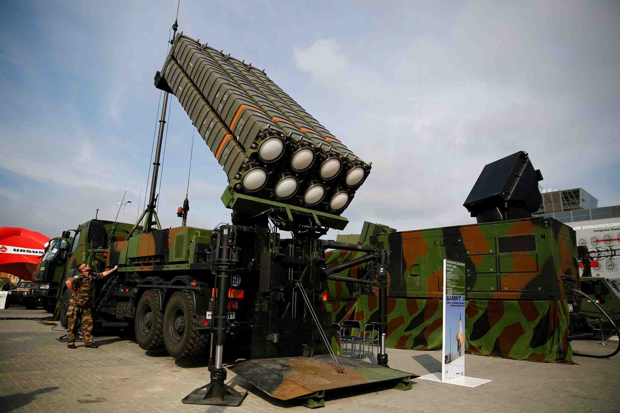 Des soldats presentent un systeme anti-missile samp/t de thales lors d'une foire militaire internationale a kielce