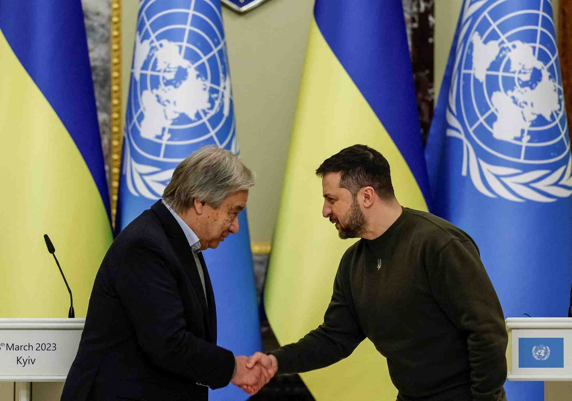Le president ukrainien volodymyr zelenskiy et le secretaire general de l'onu antonio guterres se serrent la main a kyiv