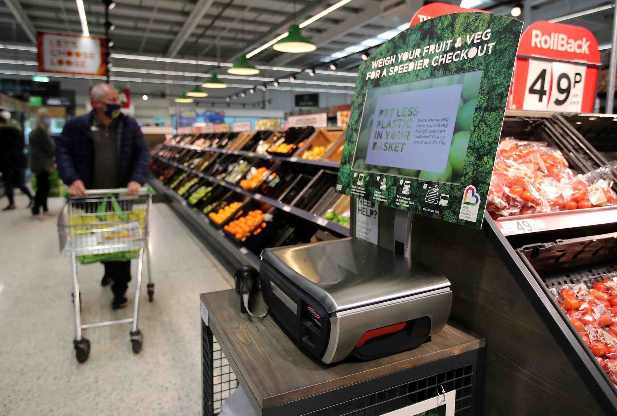 Des balances pour peser les produits frais en vrac dans le supermarche britannique