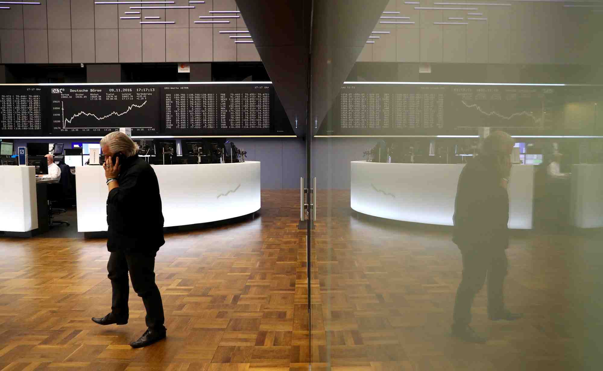 Un trader a la bourse de francfort, en allemagne