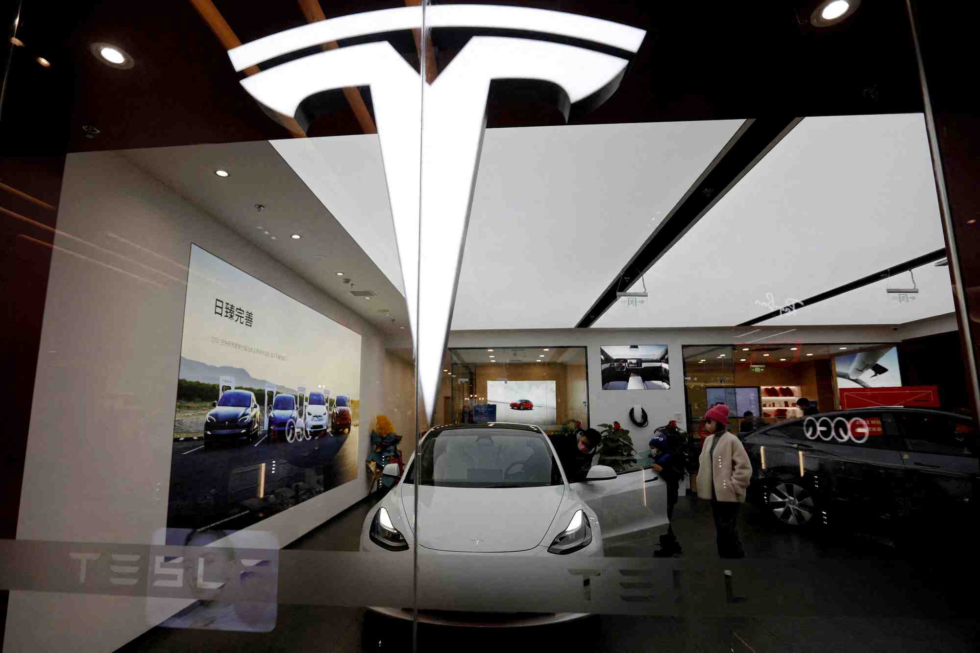 Une tesla model 3 a cote d'une model y